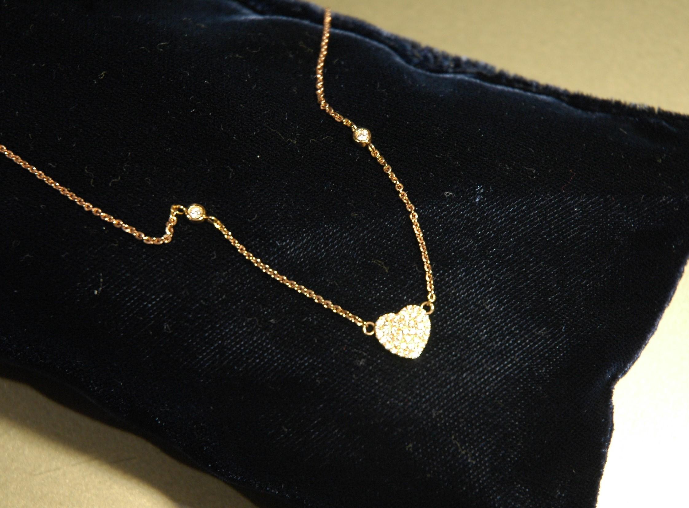 Für Ihre Liebe, für einen besonderen Anlass oder für den Valentinstag, hier ist ein sehr zartes Collier aus 18k Roségold mit einem Diamantherz (ct.0.30).