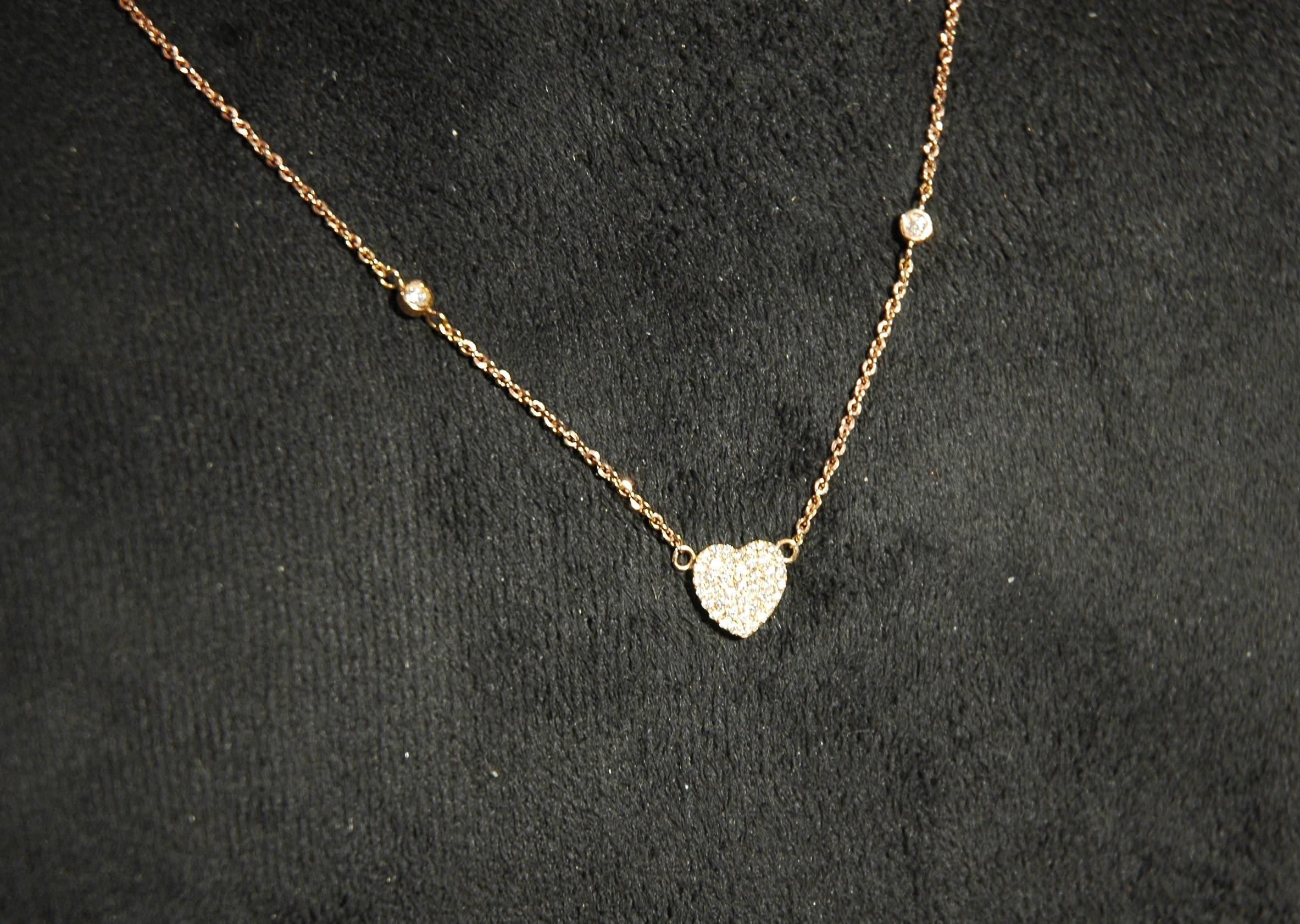 Brilliant Cut 18k Rose Gold Collier with Central Heart with Diamonds For Sale