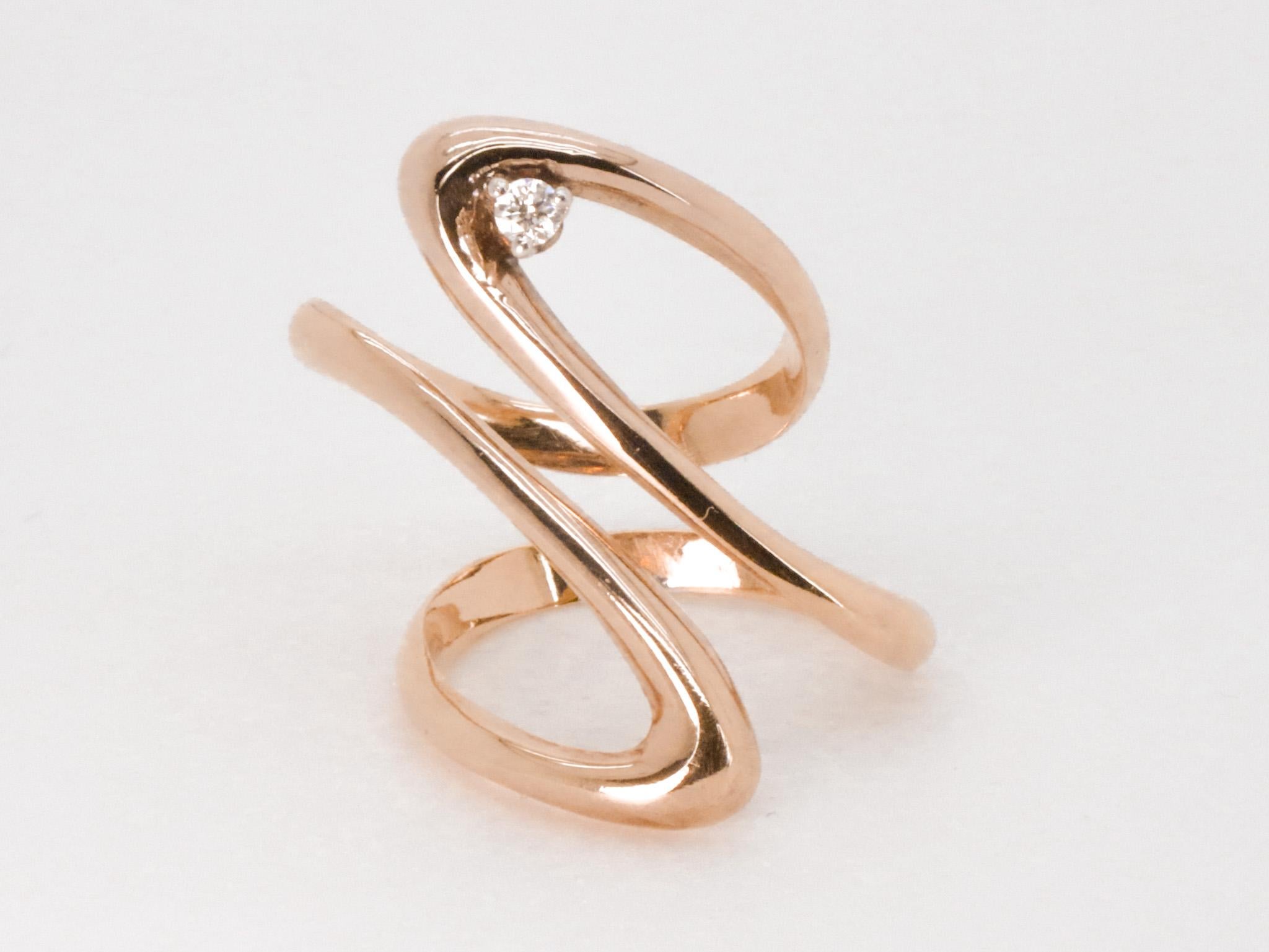 Taille ronde Bague de fiançailles audacieuse en or rose 18 carats à motif cosmique avec diamant blanc de 0,10 carat en vente