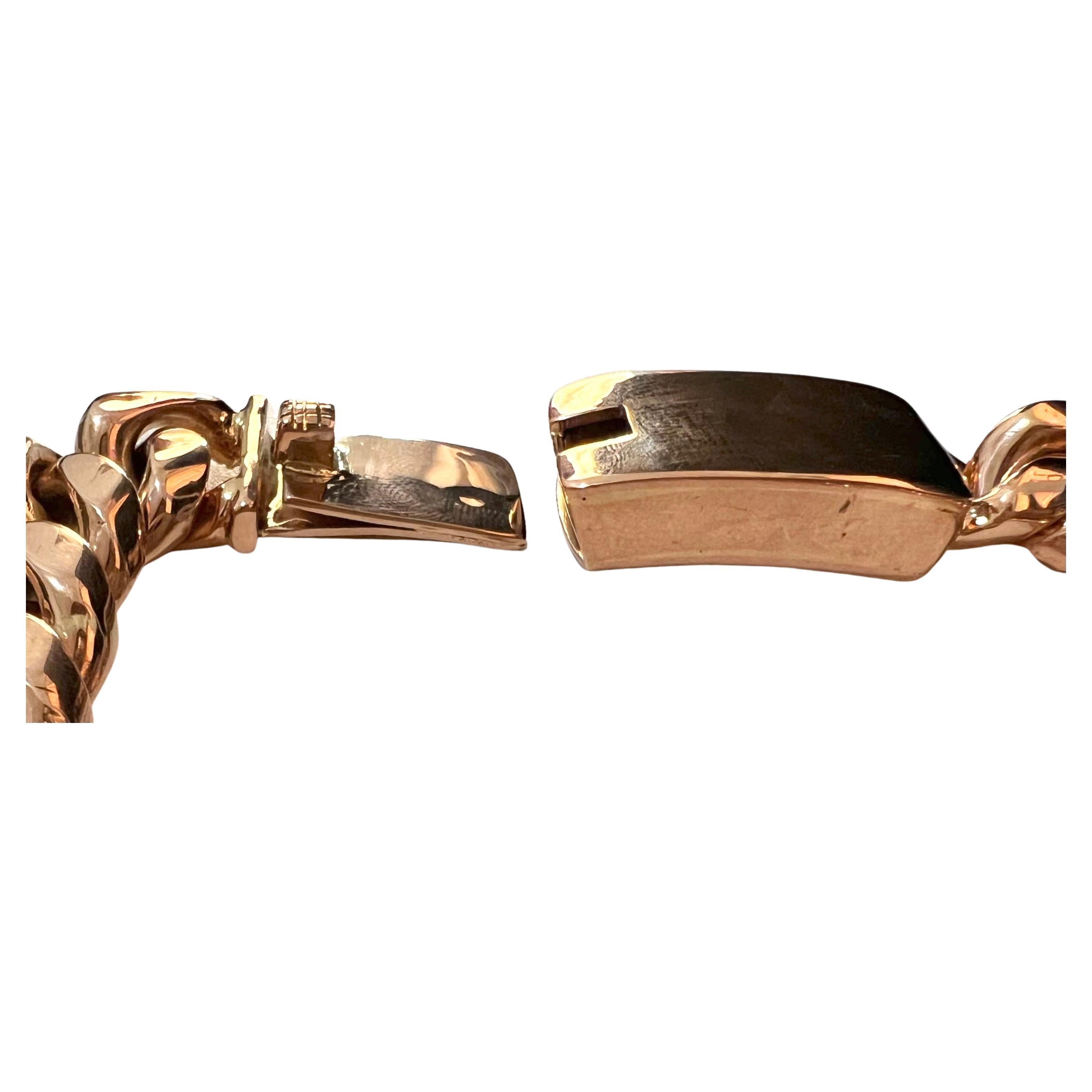 Collier à maillons cubains en or rose 18k

Poids : 525 grammes 
Largeur : 15 mm
Longueur : 26 pouces
