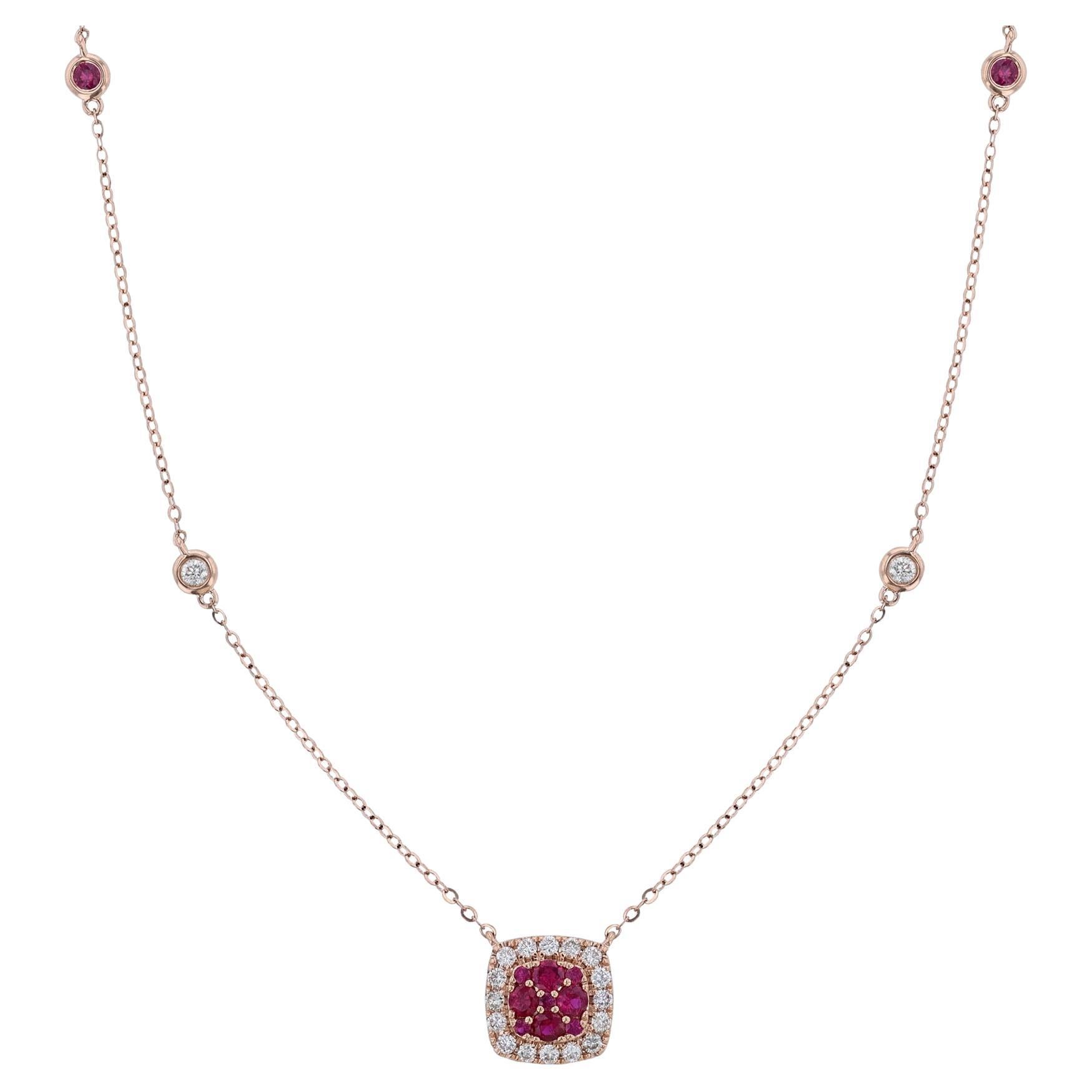 Este collar colgante está realizado en oro rosa de 18 quilates. Presenta un colgante en forma de cojín con 9 rubíes centrales de talla redonda. Rodeado por un halo de 16 diamantes de talla redonda. Con 2 estaciones de diamantes redondos en bisel y 2