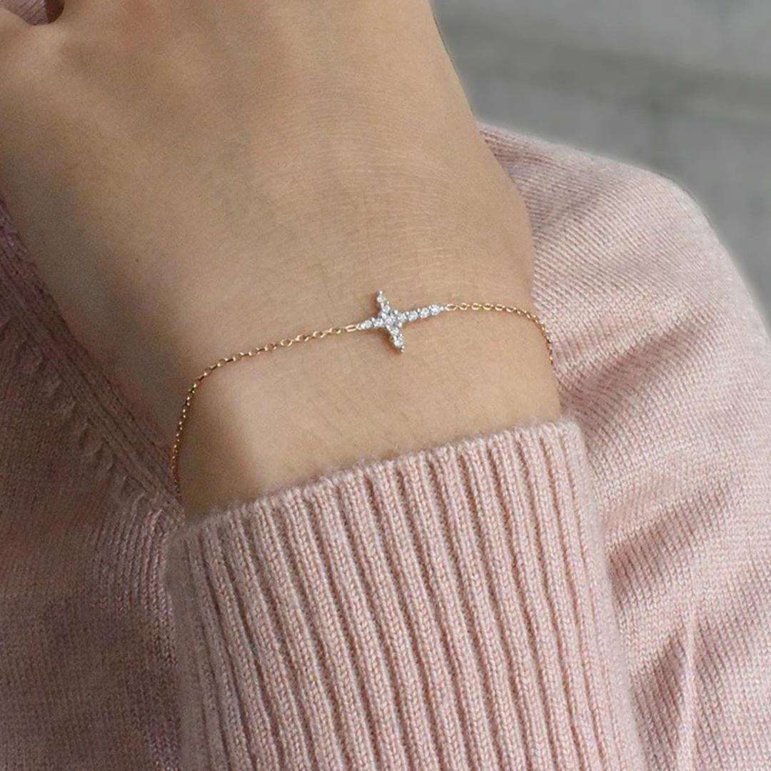 18 Karat Gold Dainty Kreuz-Armband Tiny Cross Diamant im Zustand „Neu“ im Angebot in Bangkok, TH