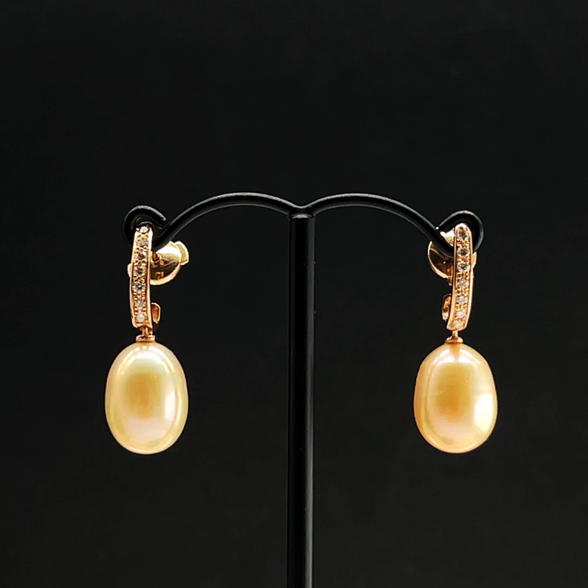 Boucles d'oreilles pendantes en or rose 18K avec diamants et perles baroques