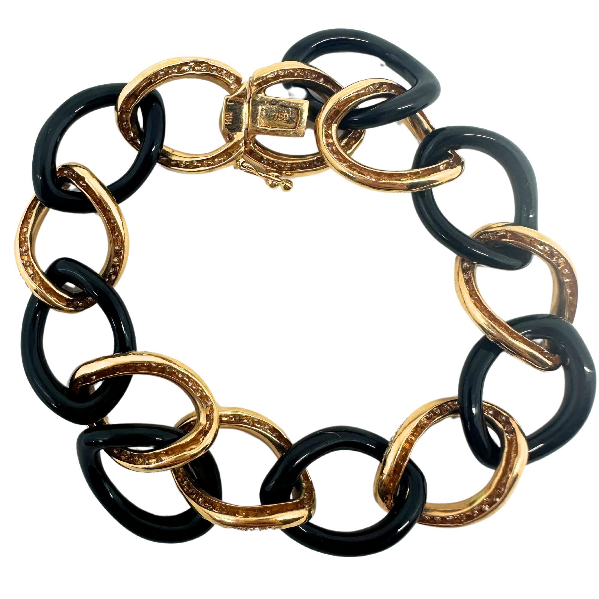 Gliederarmband aus 18 Karat Roségold mit Diamanten und Onyx
Zustand: In gutem Zustand mit leichten altersbedingten Oberflächenabnutzungen.
Länge: 8 Zoll lang
Metall: 18k Rose Gold
Gewicht: 21,08 Gramm
Diamanten: 2,58 Karat
Onyx: 19.62 Karat