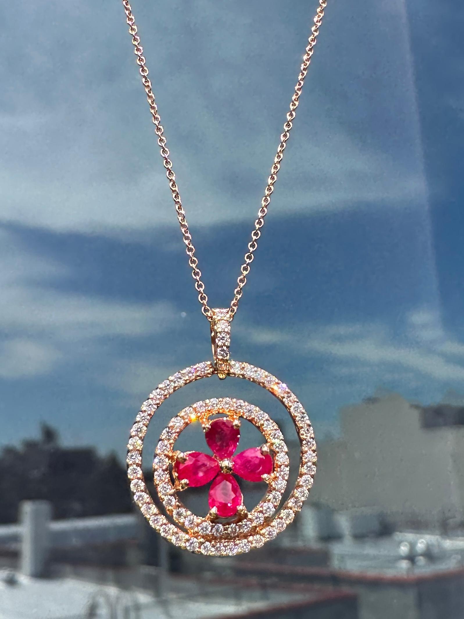 Eleva la tua collezione di gioielli con la nostra splendida collana di diamanti e rubini 18k. Realizzato con 4,39 grammi di lussuoso oro rosa 18 carati, i suoi 0,44 carati di diamanti e 0,85 carati di rubini aggiungeranno un tocco di raffinatezza ed