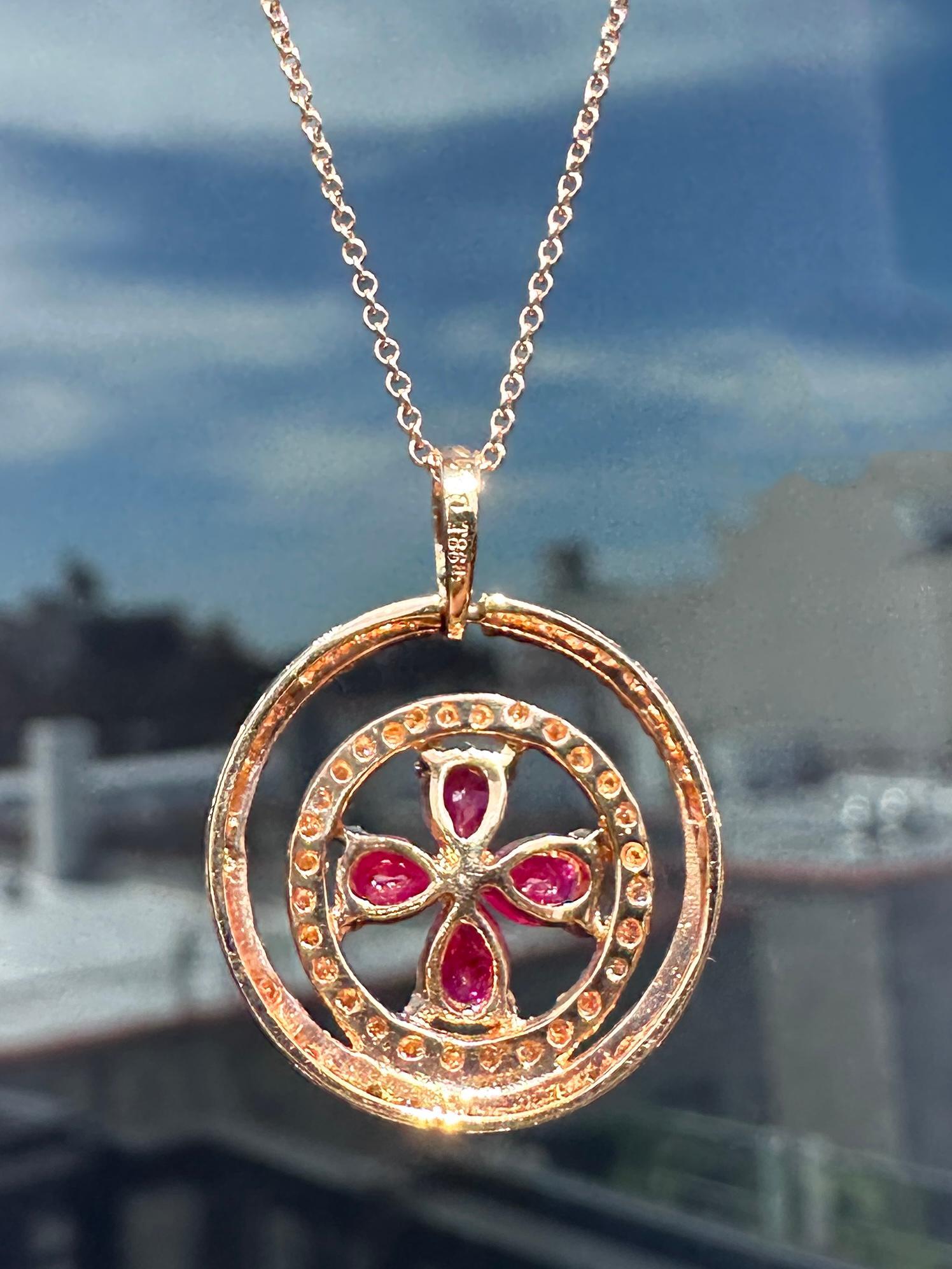 Moderno Collana in oro rosa 18k con diamanti e rubini taglio pera in vendita