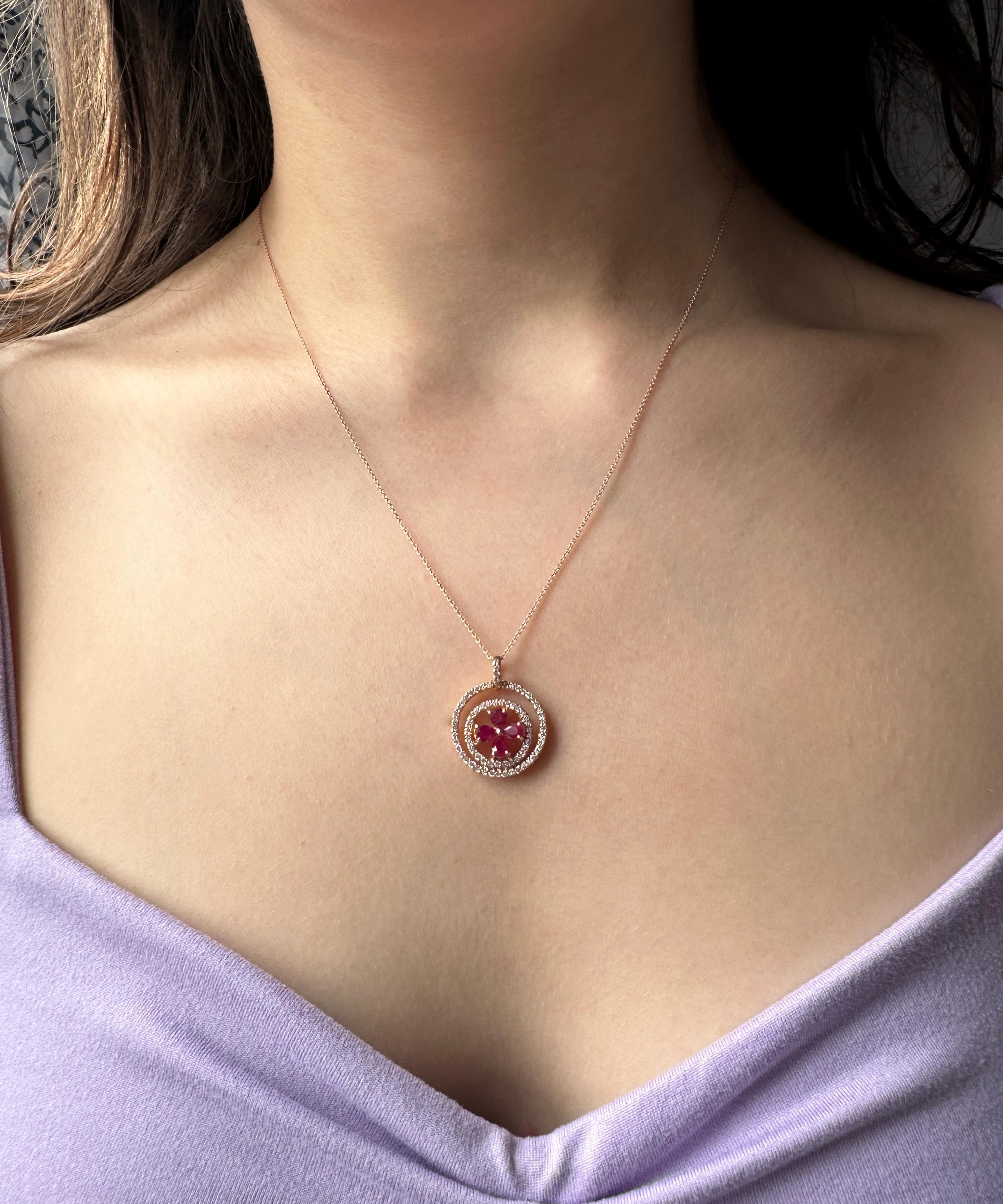 Taglio a goccia Collana in oro rosa 18k con diamanti e rubini taglio pera in vendita