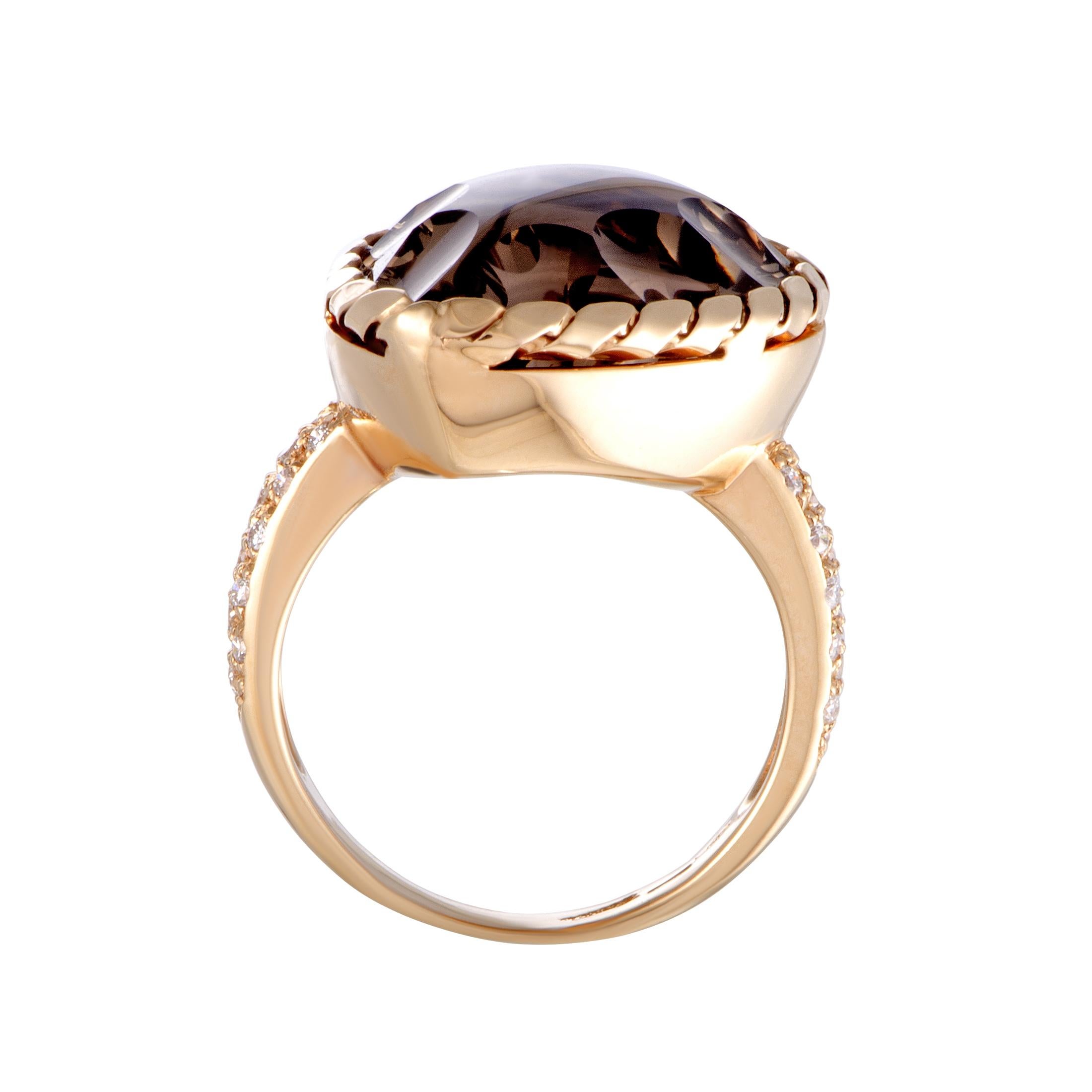 The stunningly offbeat cut of the smoky topaz adds a nifty twist to this classically designed ring that is exquisitely crafted from 18K rose gold. The ring is also embellished with glistening diamond stones that amount to 0.20 carats.
Ring Top