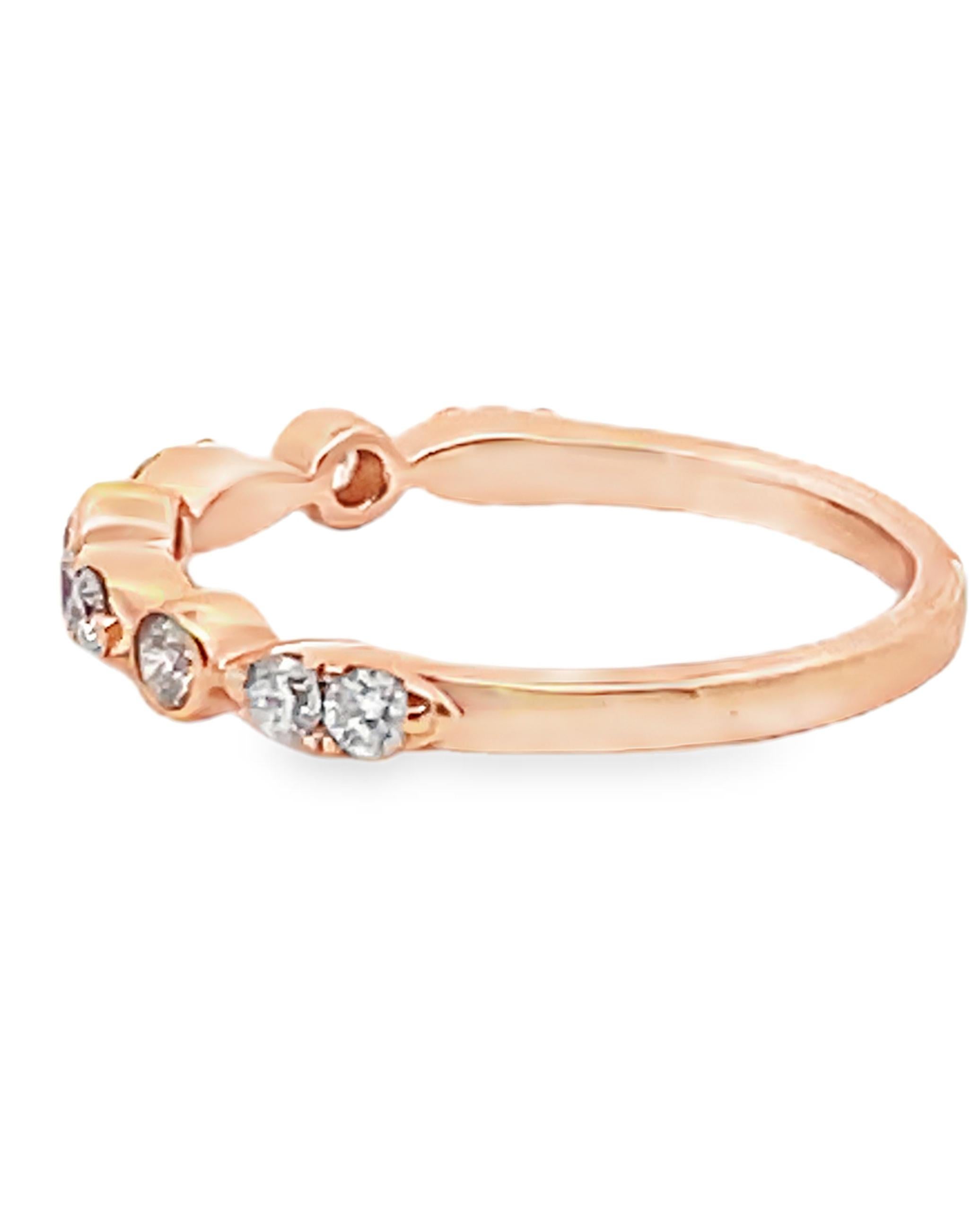 18K Rose Gold Ring mit 11 runden Diamanten 0,33 Karat.

Fingergröße ist 5.75, kann bis zu 2 Größen nach oben oder unten angepasst werden