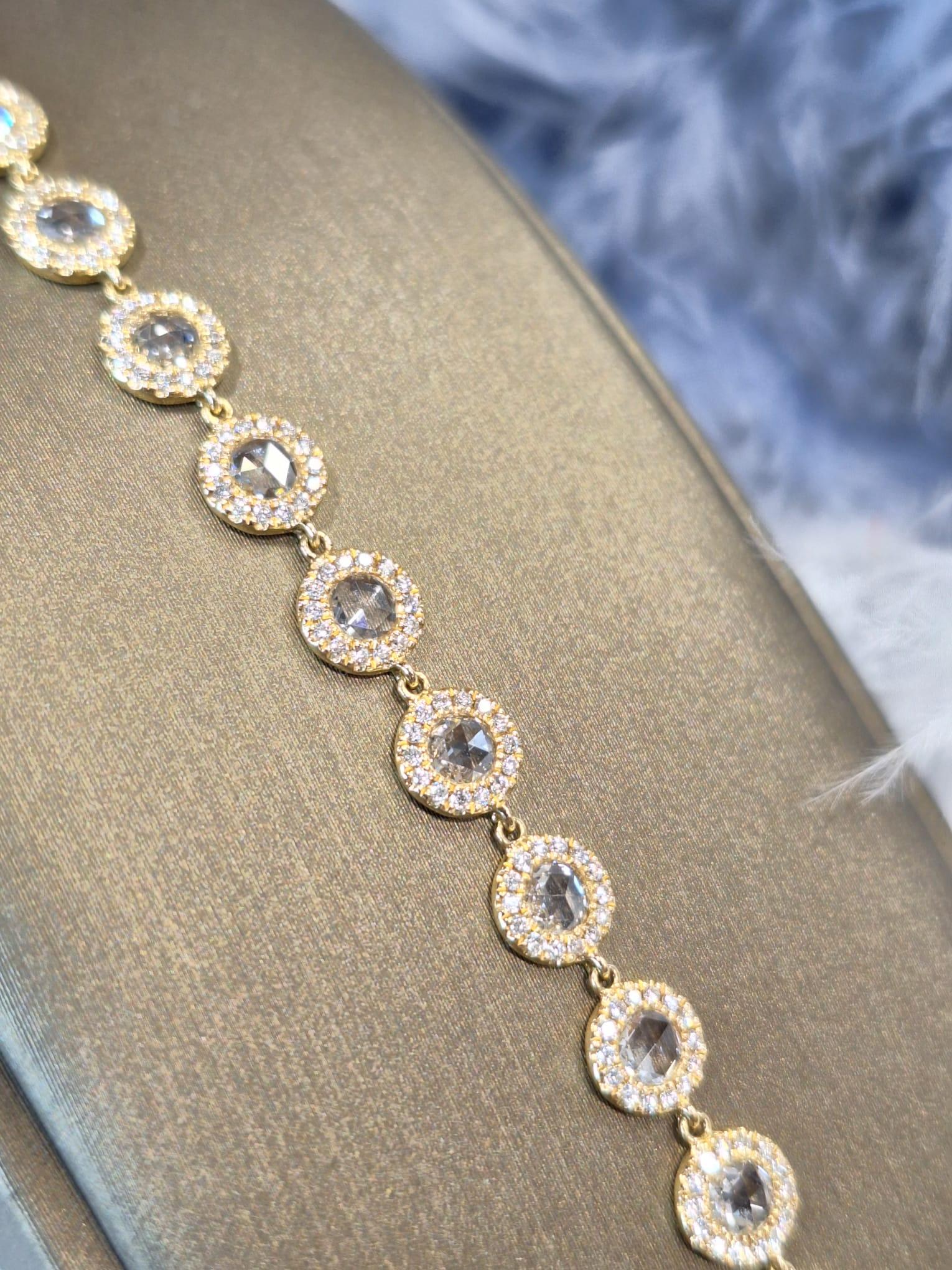 Bracelet en or rose 18K avec diamants

Les diamants symbolisent la clarté et la pureté, et représentent également l'innocence, la force et l'amour véritable.

Le bracelet est serti de diamants d'un poids total de 3,01 ct, en or 18 carats.


