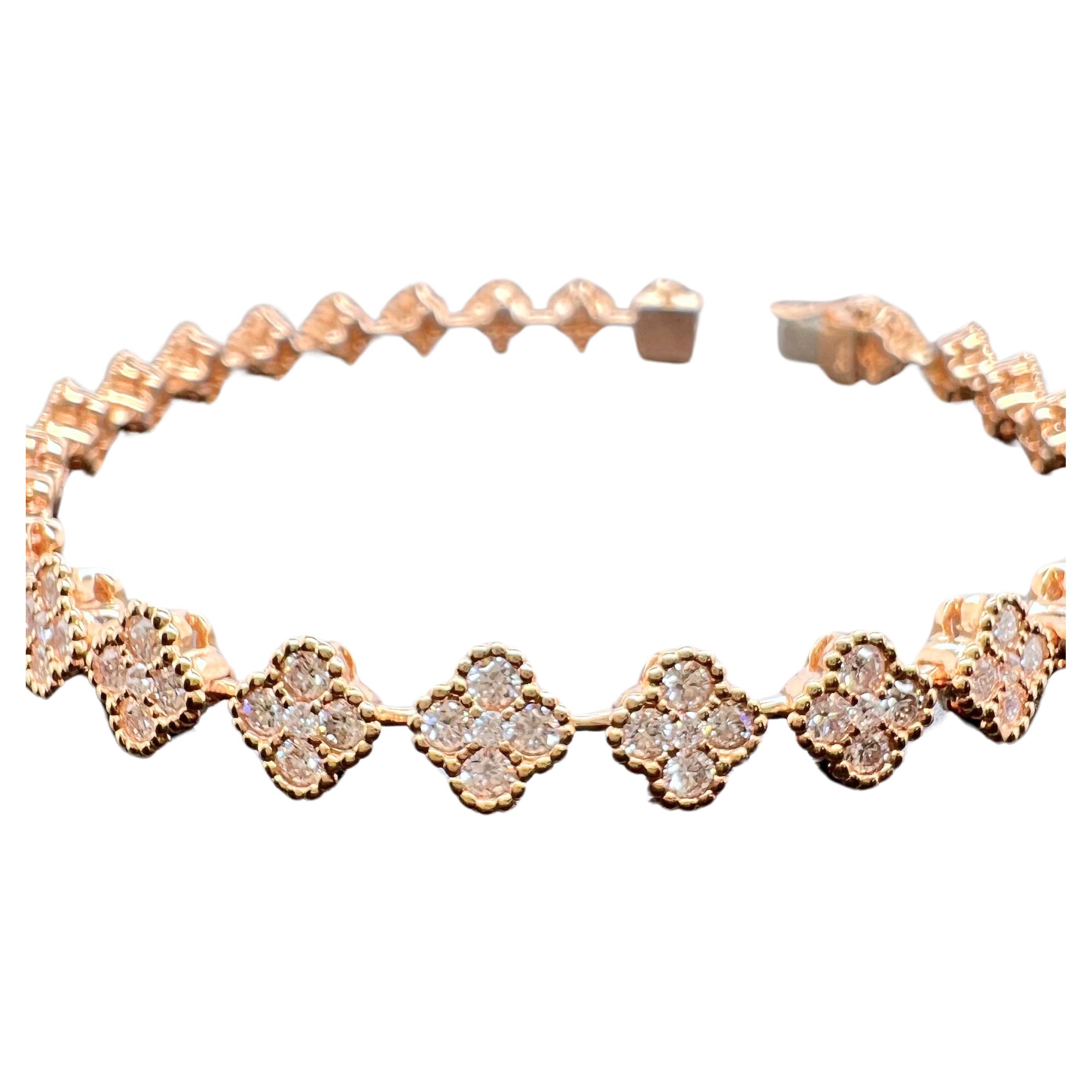 Ésta es sin duda una de nuestras pulseras apilables favoritas.  Engarzada en oro rosa de 18 quilates, la pulsera de tenis estilo trébol es el complemento perfecto para cualquier pila o puede llevarse sola.  Los diamantes brillantes redondos forman