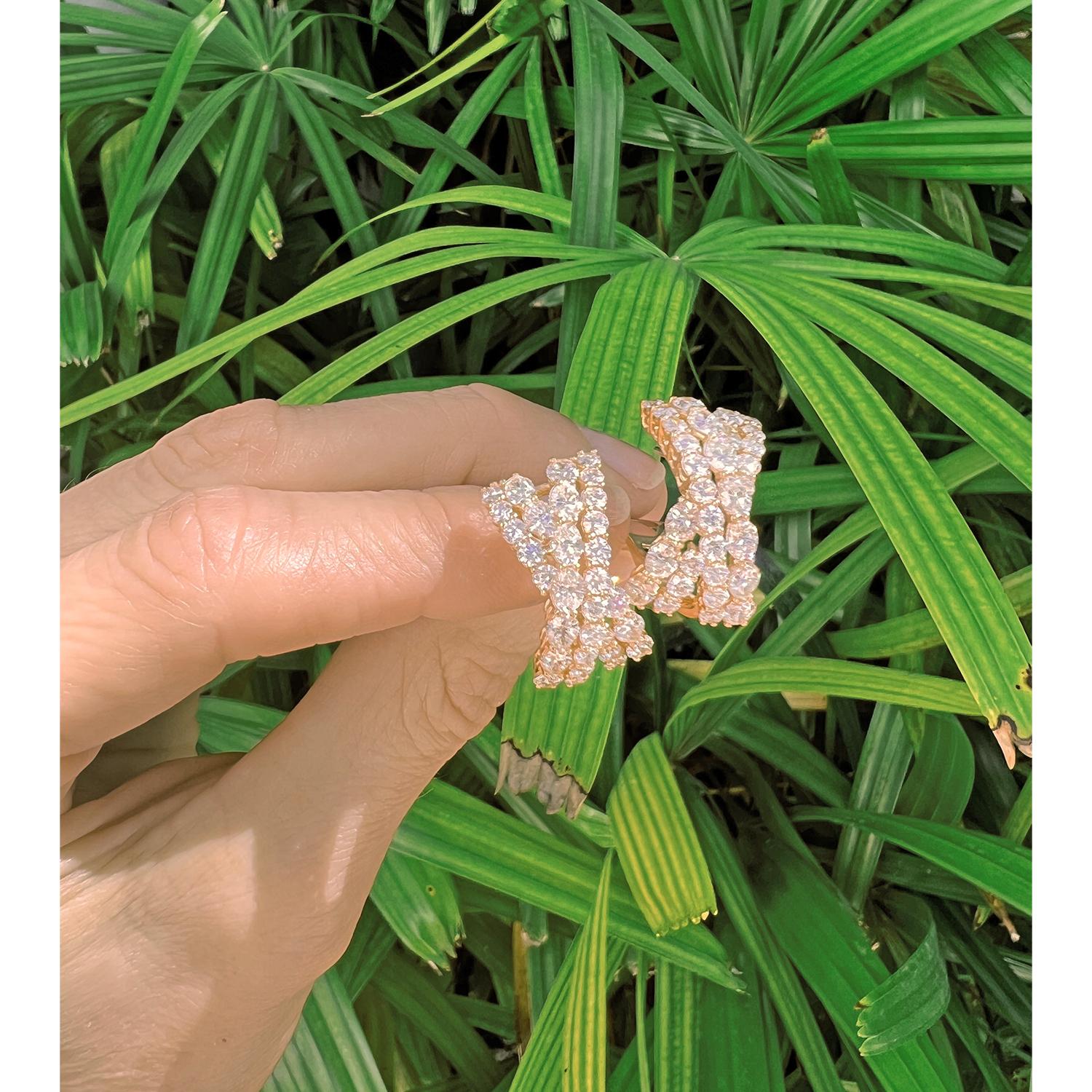 Boucles d'oreilles croisées en or rose 18k avec diamants Neuf à Palm Beach, FL