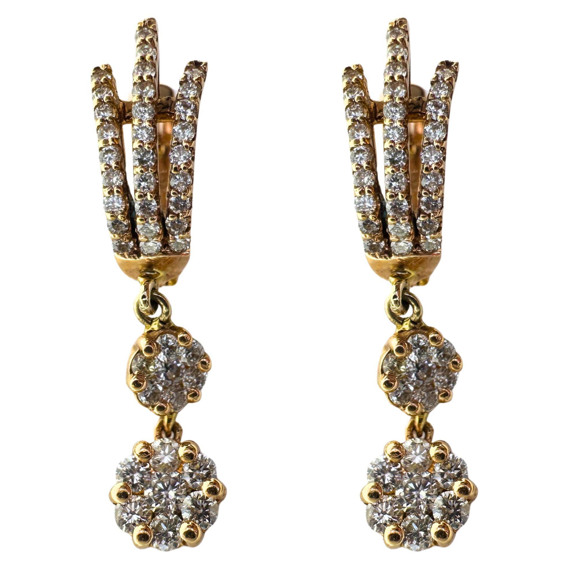 Orecchini a goccia con diamanti in oro rosa 18k
Condit: In buone condizioni, con qualche lieve usura superficiale dovuta all'età.
Lunghezza: 1,25 pollici
Metallo: Oro rosa 18k
Peso: 3.9 grammi
Diamanti: 0,94 carati