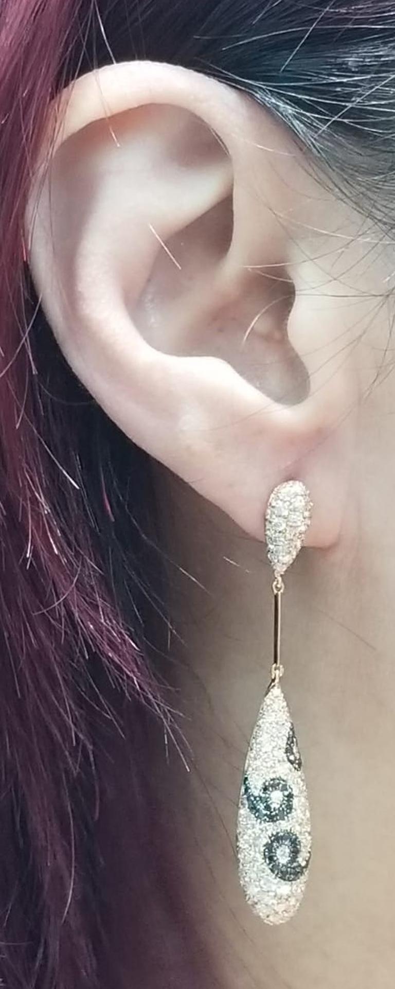 Nous vous présentons notre modèle exquis de style intemporel de 4,46ct.  Boucles d'oreilles pendantes en or rose 18 carats, diamants blancs et noirs brillants. Ces boucles d'oreilles sont un mélange parfait de sophistication et d'élégance