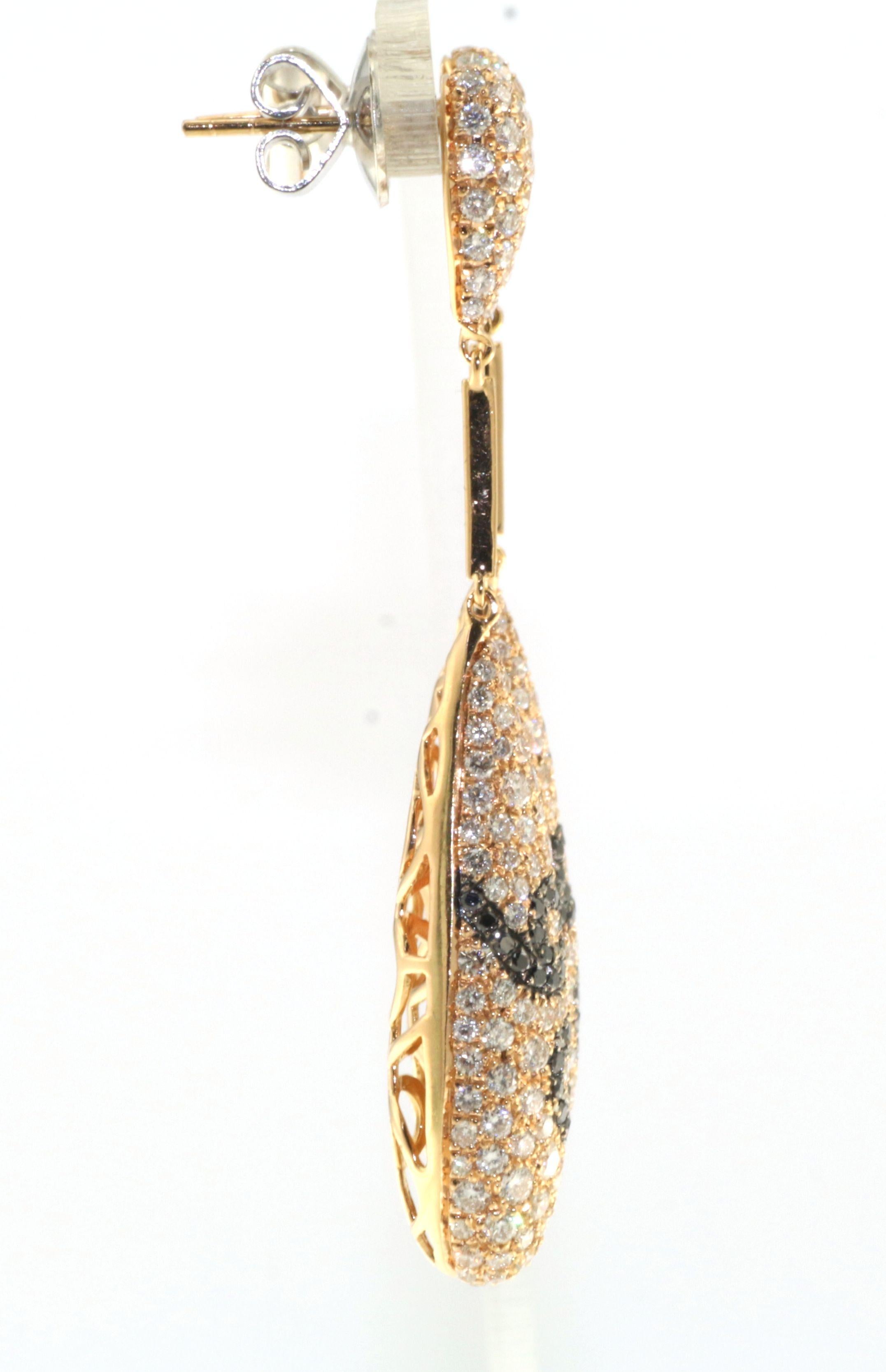 Taille brillant Boucle d'oreille pendante en or rose 18 carats avec diamant blanc et noir pavé de 4.46ct en vente