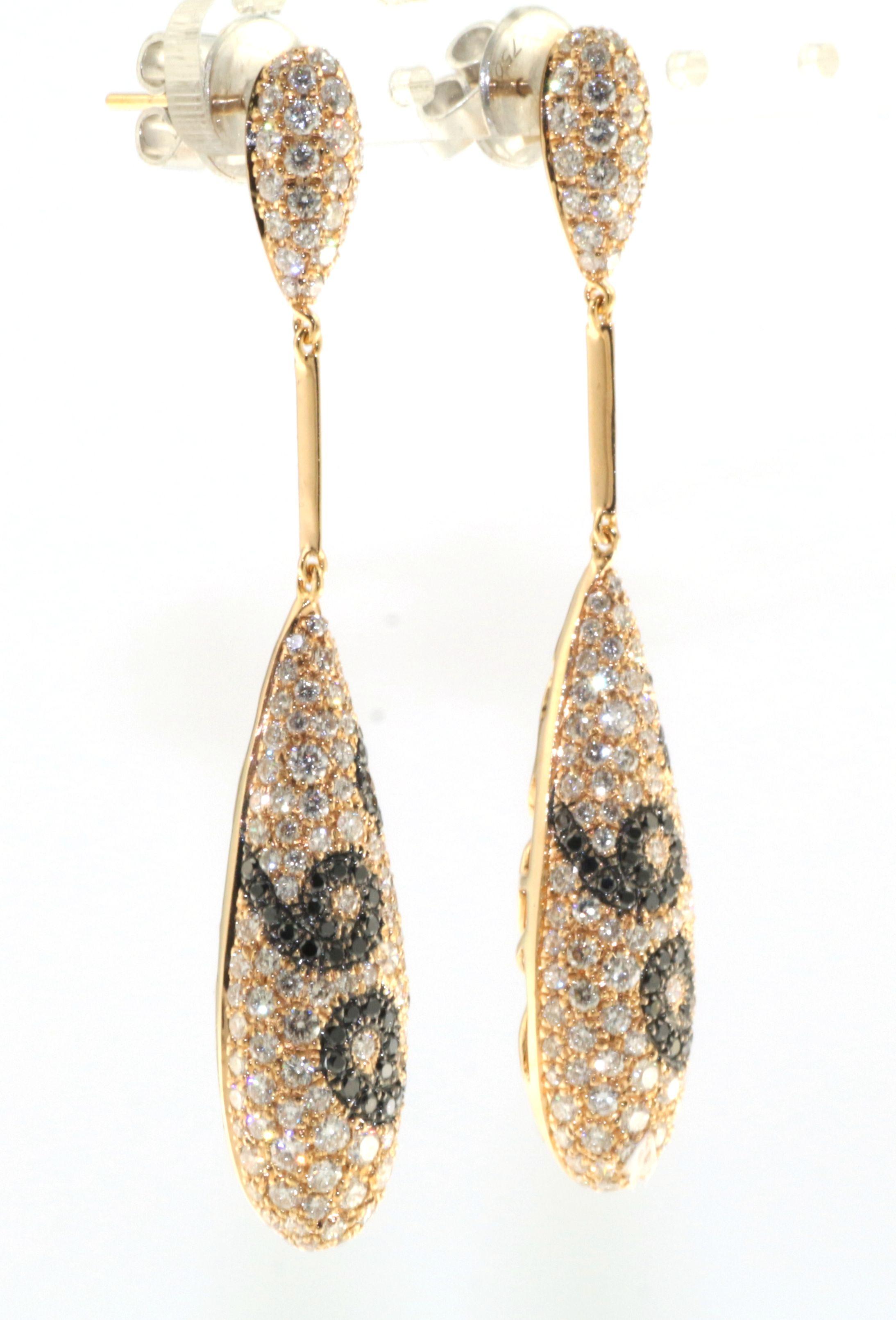 Boucle d'oreille pendante en or rose 18 carats avec diamant blanc et noir pavé de 4.46ct Neuf - En vente à Hong Kong, HK