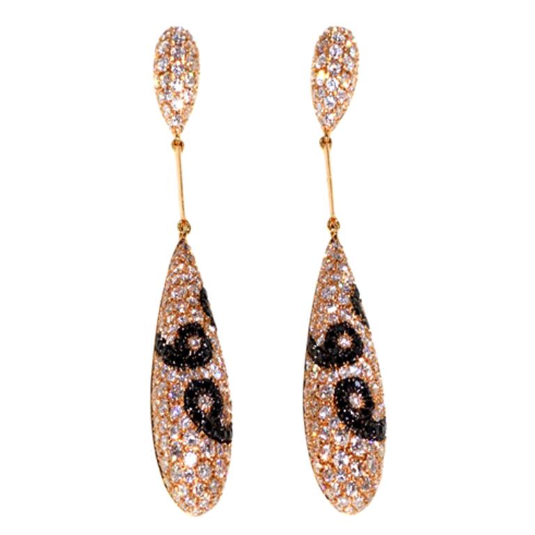 Boucle d'oreille pendante en or rose 18 carats avec diamant blanc et noir pavé de 4.46ct