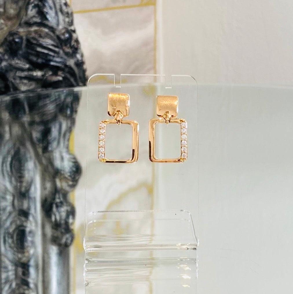 18k Rose Gold & Diamond Earrings

Solid square with a larger dangle square,
set with round brilliant diamond.
Heavy weight solid weight and very good quality.
Size - Height 2.5cm, Width 1.5cm
Condition - Very Good( light scratches)
Composition - 18k