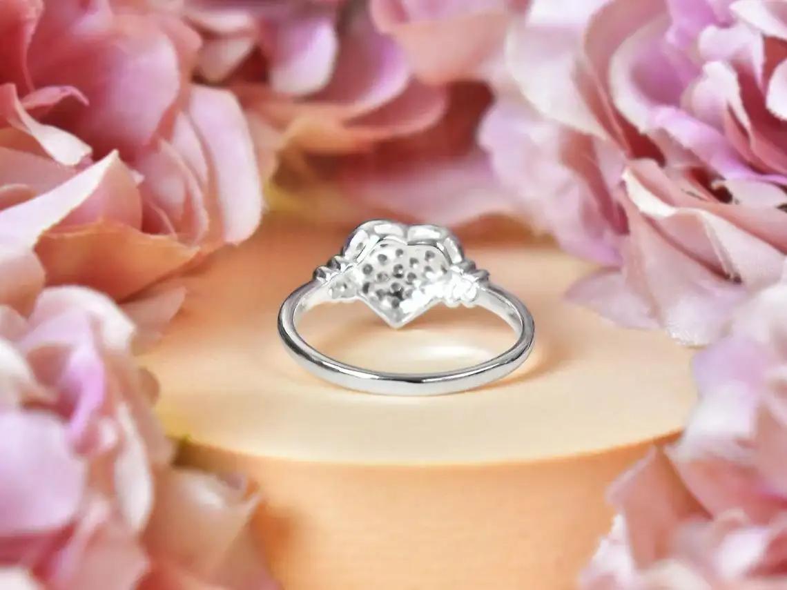 En vente :  Bague de fianailles en or 18k avec coeur en diamant Pave Heart Ring 6