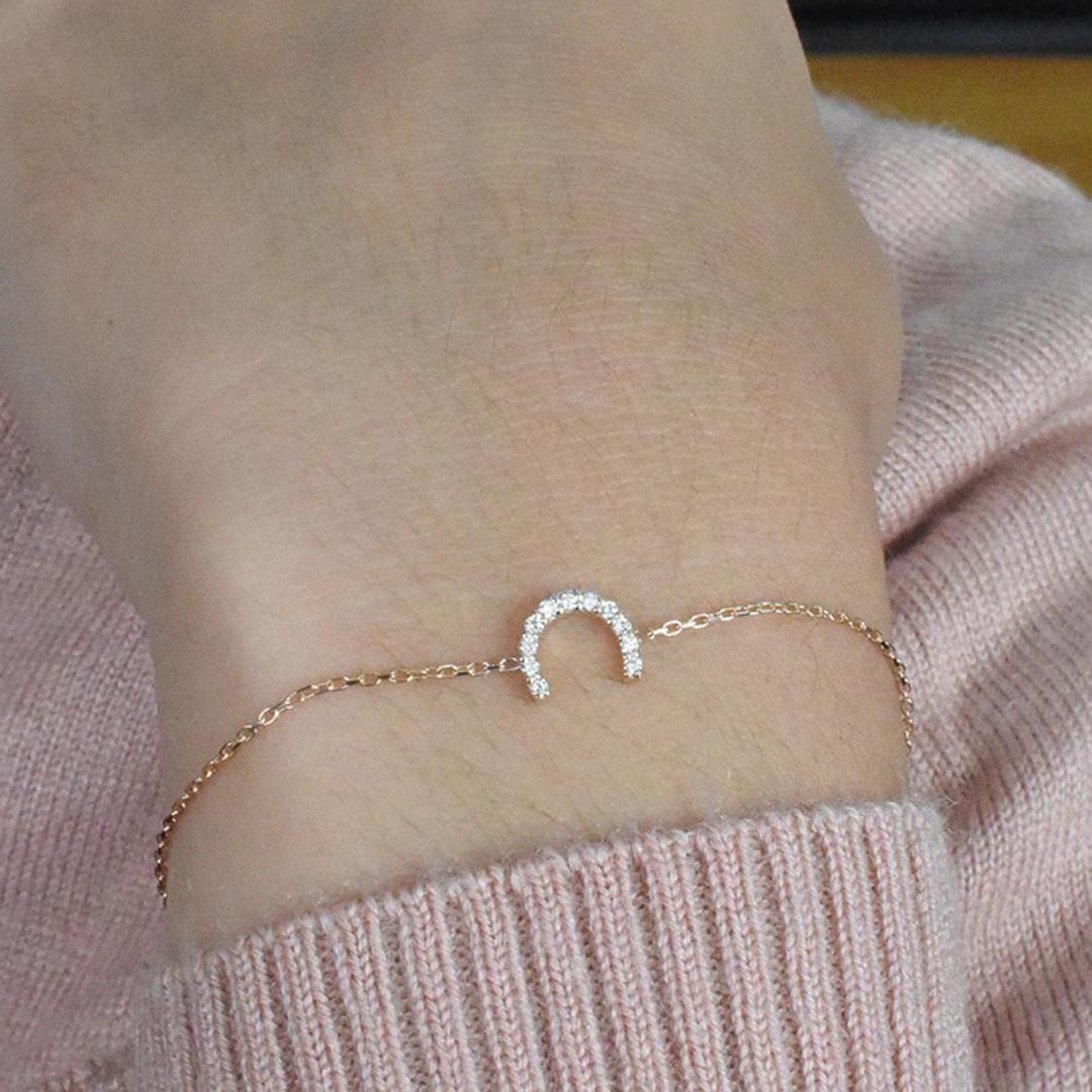 Round Cut 18k Gold Diamond Horseshoe Bracelet Delicate Chain Bracelet For Sale