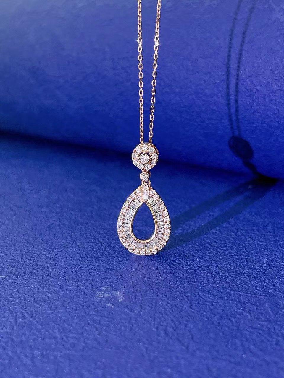 Collana di diamanti in oro rosa 18K
Diamanti - 0,43 CT 
Oro rosa 18K - 2,26 GM

L'elegante ciondolo a goccia di Eleg Jewelry è un mix perfetto di raffinatezza e stile. Disponibile sia in oro bianco che in oro rosa, questo splendido pezzo presenta