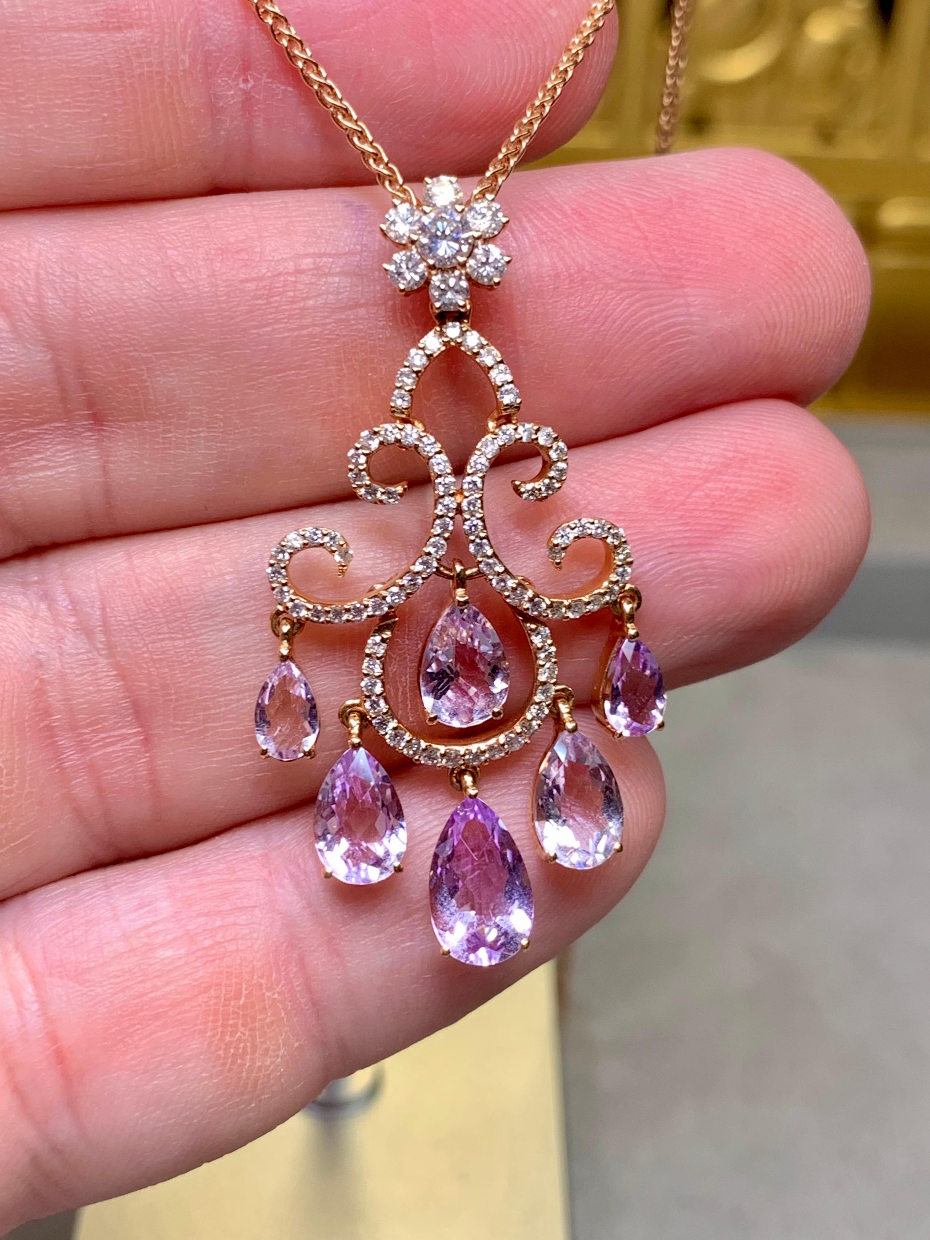 
Un pendentif chandelier gracieux et romantique, finement travaillé en or rose 18 carats et présentant un poids total d'environ 6,00 carats de kunzite naturelle en forme de poire. La douce teinte rose-lavande des pierres brille chaleureusement sur