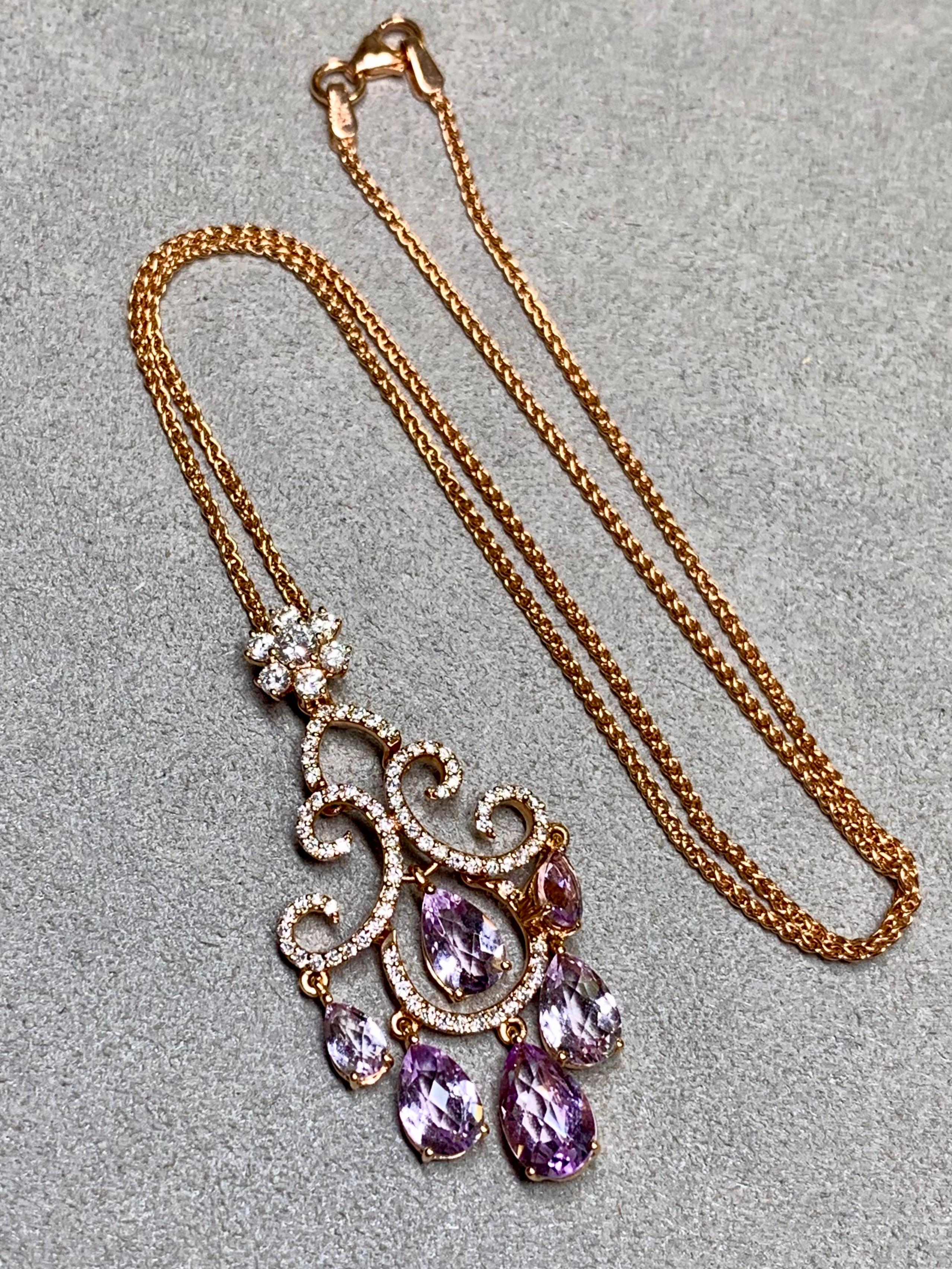 Contemporain Collier pendentif chandelier articulé en or rose 18K avec diamants et kunzite en forme de poire en vente