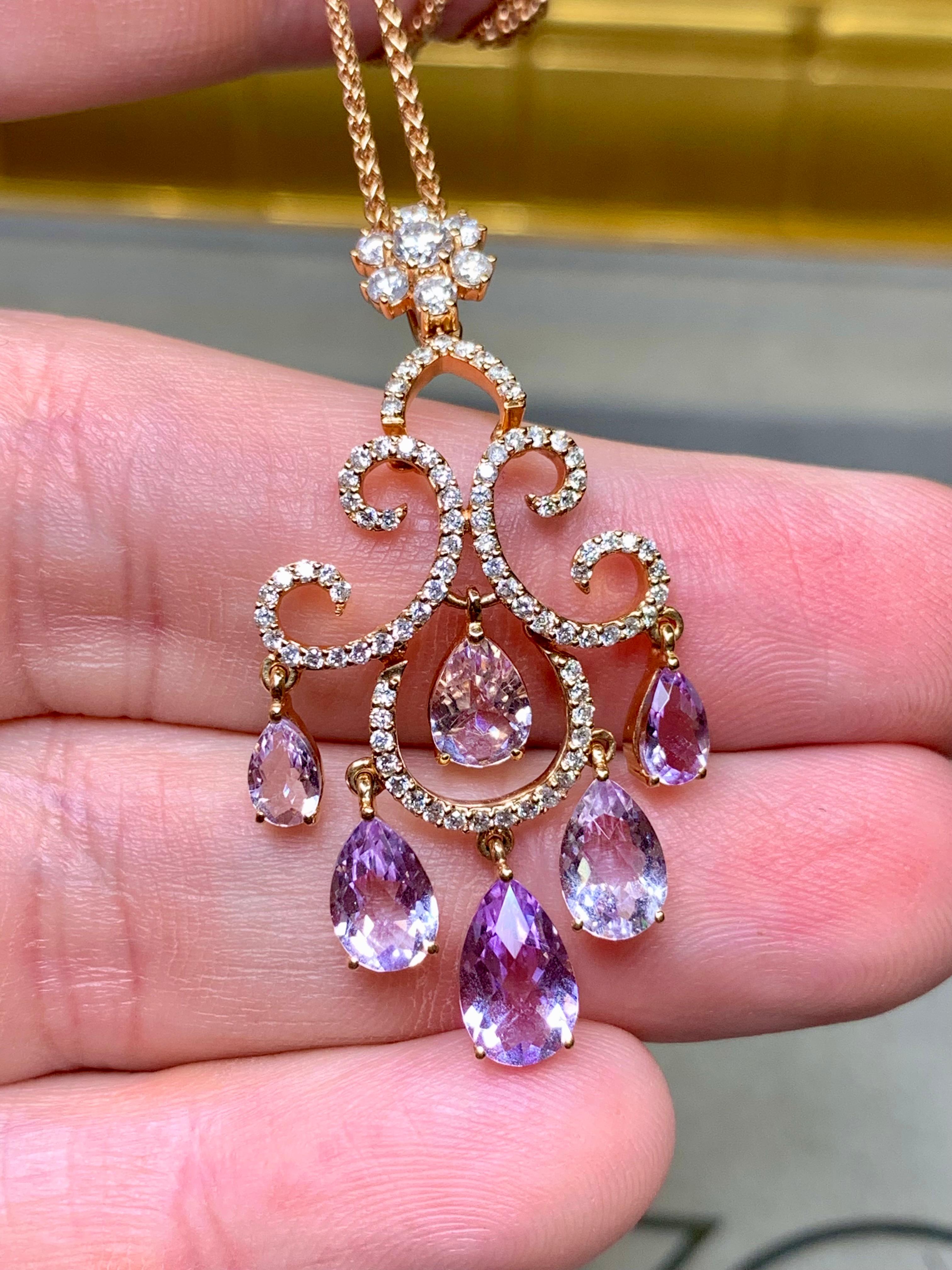 Collier pendentif chandelier articulé en or rose 18K avec diamants et kunzite en forme de poire en vente 1