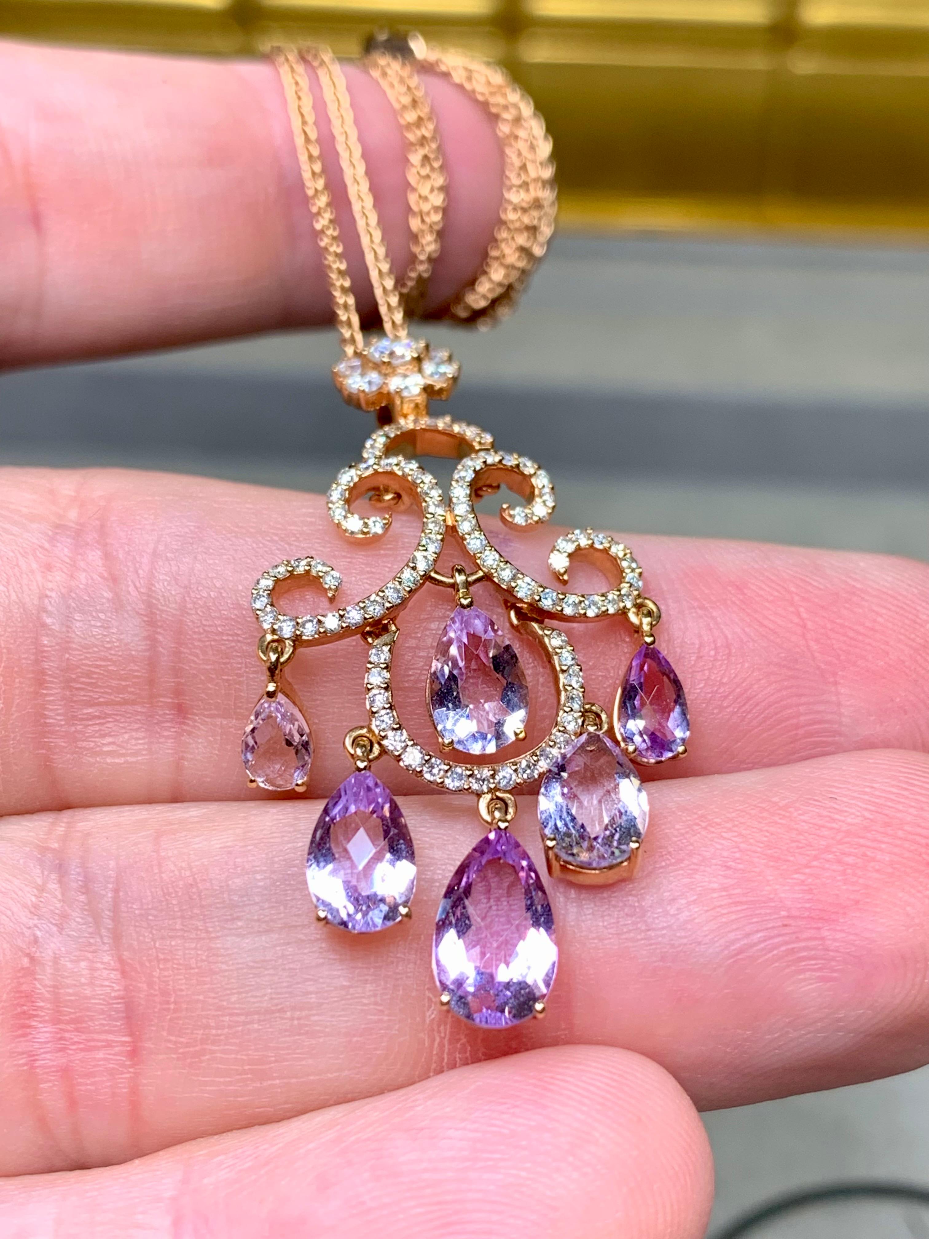 Collier pendentif chandelier articulé en or rose 18K avec diamants et kunzite en forme de poire en vente 2