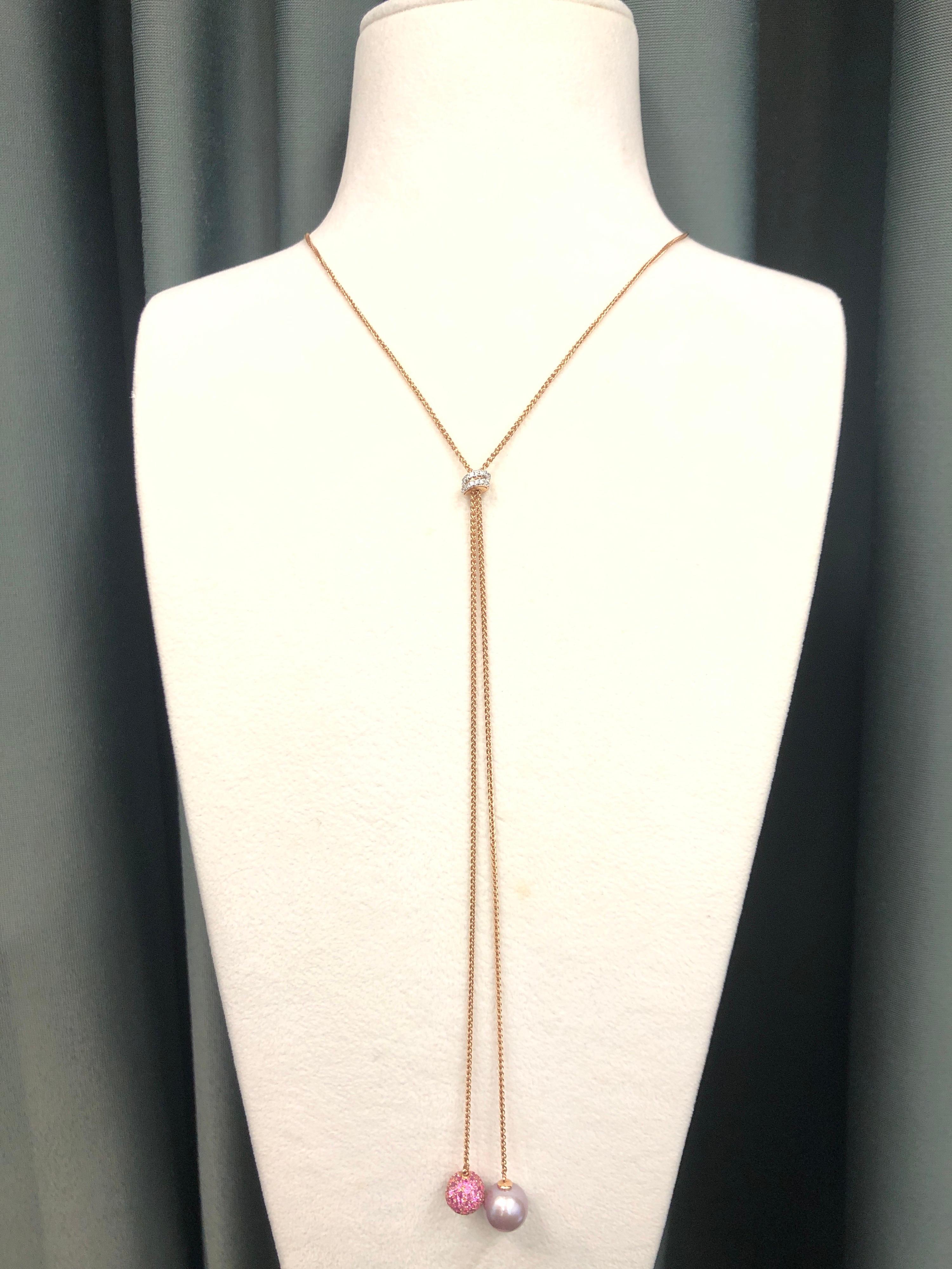 Moderne Collier réglable en or rose 18 carats avec diamants, saphirs et perles en vente