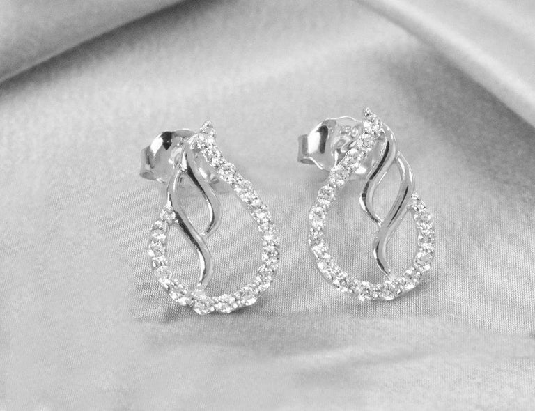 Modern 18k Gold Diamond Stud Earrings Bridal Earrings Fine Gold Diamond Earrings For Sale