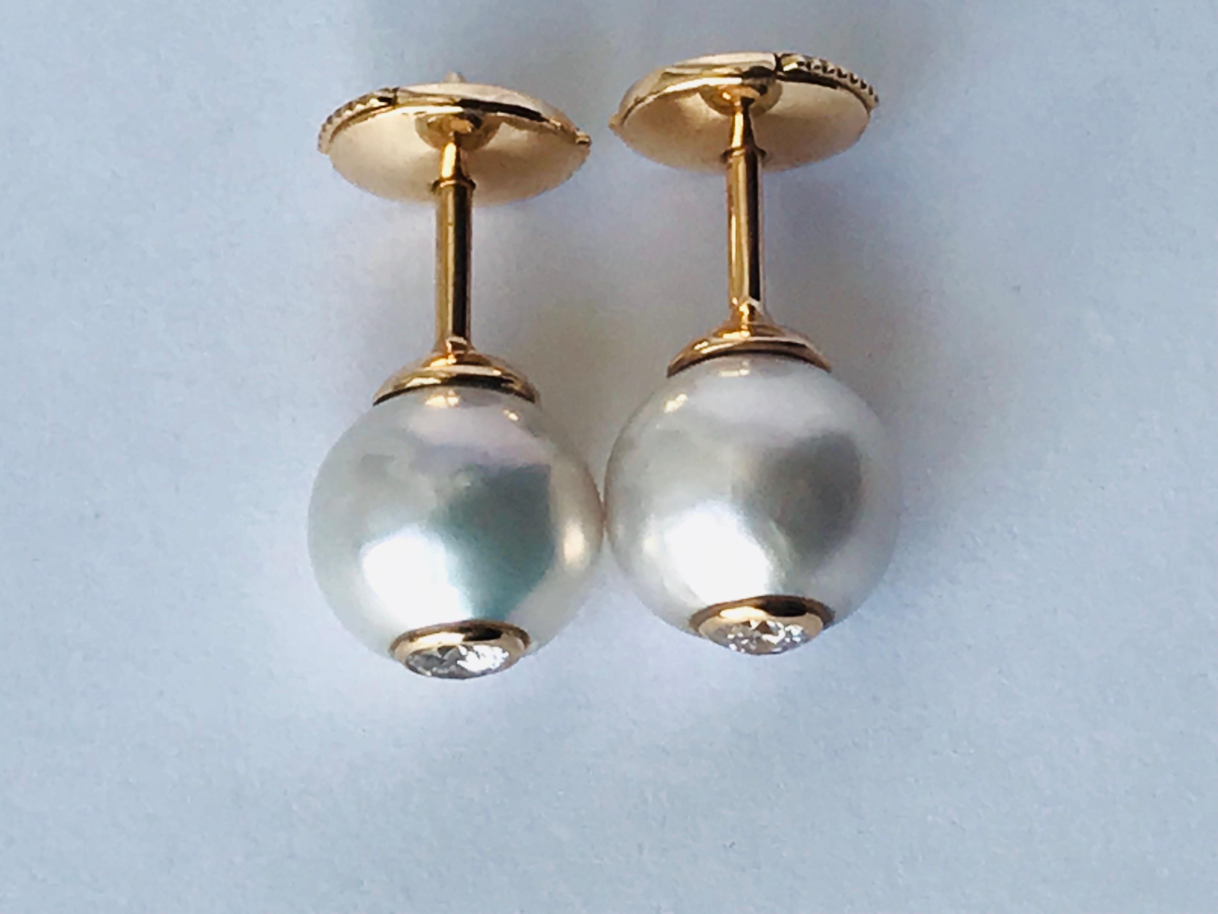 SÉLÉNÉ : 18K Rose gold, diamonds and pearls pair of stud earrings by Frederique Berman
Bearing the name of luminous and beautiful Greek goddess of full moon, the Séléné pearl stud earrings are the best makeup : they bring a drop of light on each