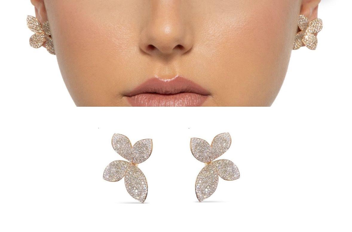 18K Rose Gold Diamonds Earrings

18K Rose Gold - 17.62 GM
Diamonds - 638 - 6.30 CT

Nurati Jewelry's classic diamond earrings captivate with their exquisite snowflake design. Expertly crafted with meticulously cut diamonds, these earrings exude a