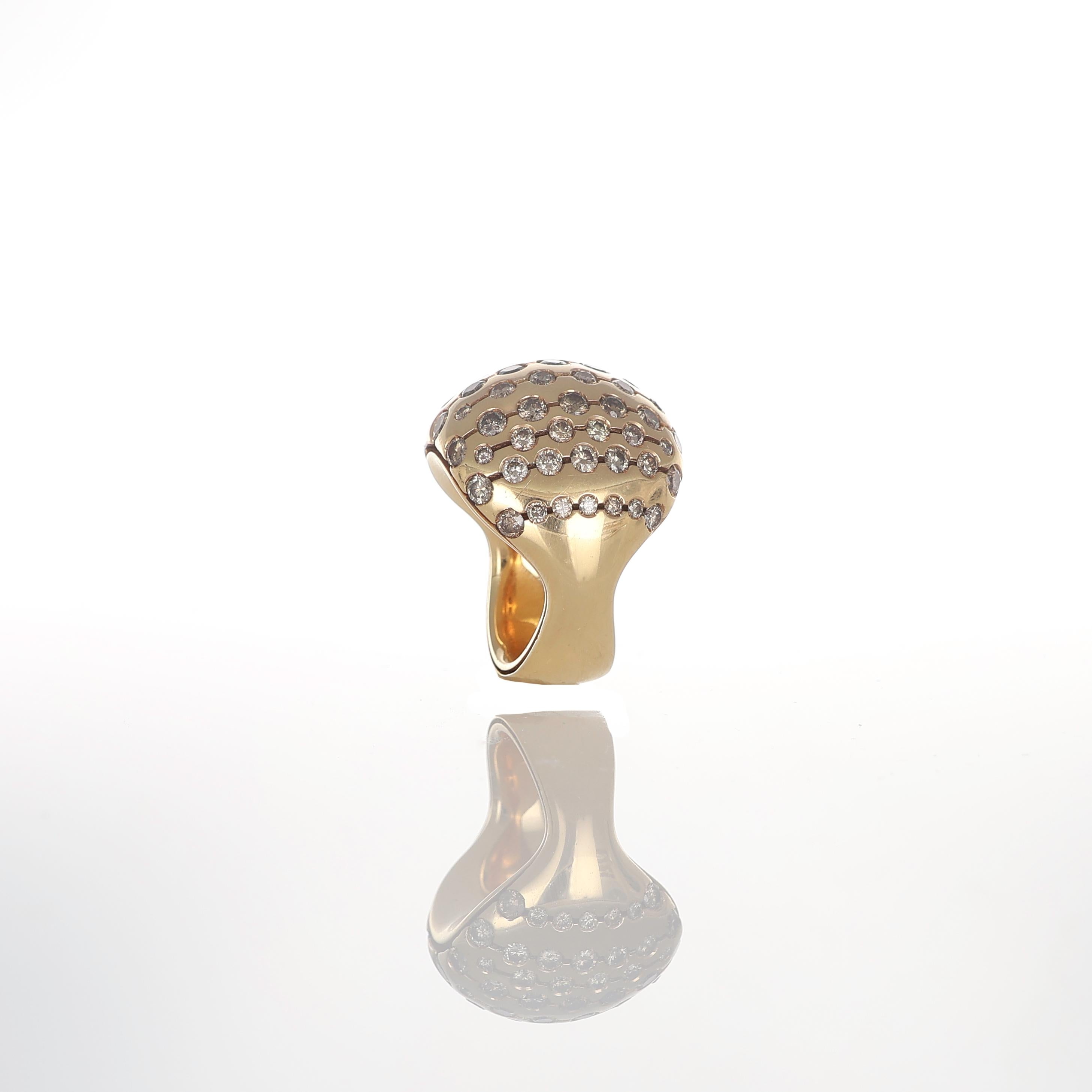 Création audacieuse et sculpturale, cette bague en or rose 18 carats présente un volumineux dôme orné de 6,53 carats de diamants bruns taille brillant. Les tons chauds de l'or complètent la riche profondeur des diamants, créant un contraste