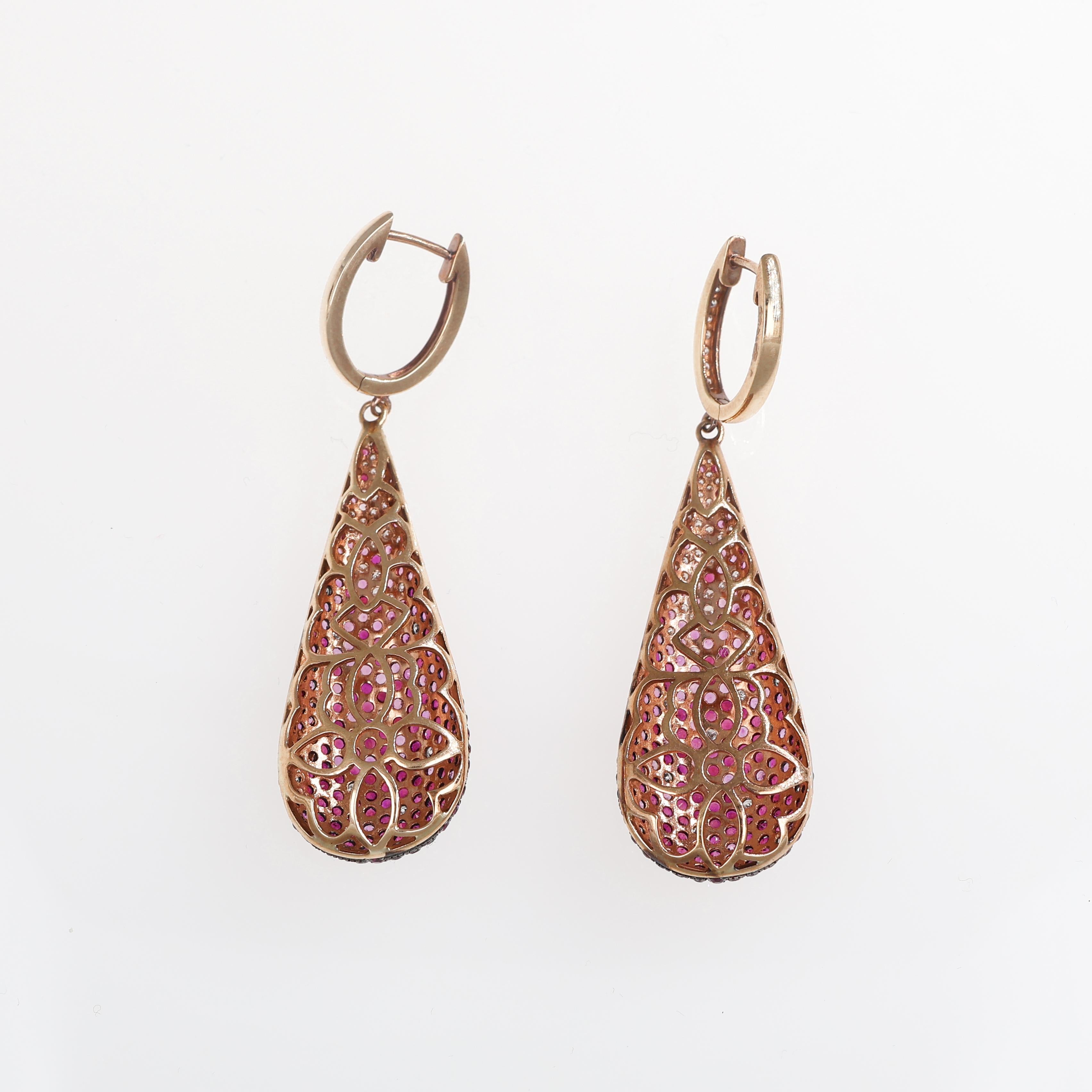 18 Karat Roségold Tropfenohrringe mit Diamanten, rosa Saphiren und Rubinen (Brillantschliff) im Angebot