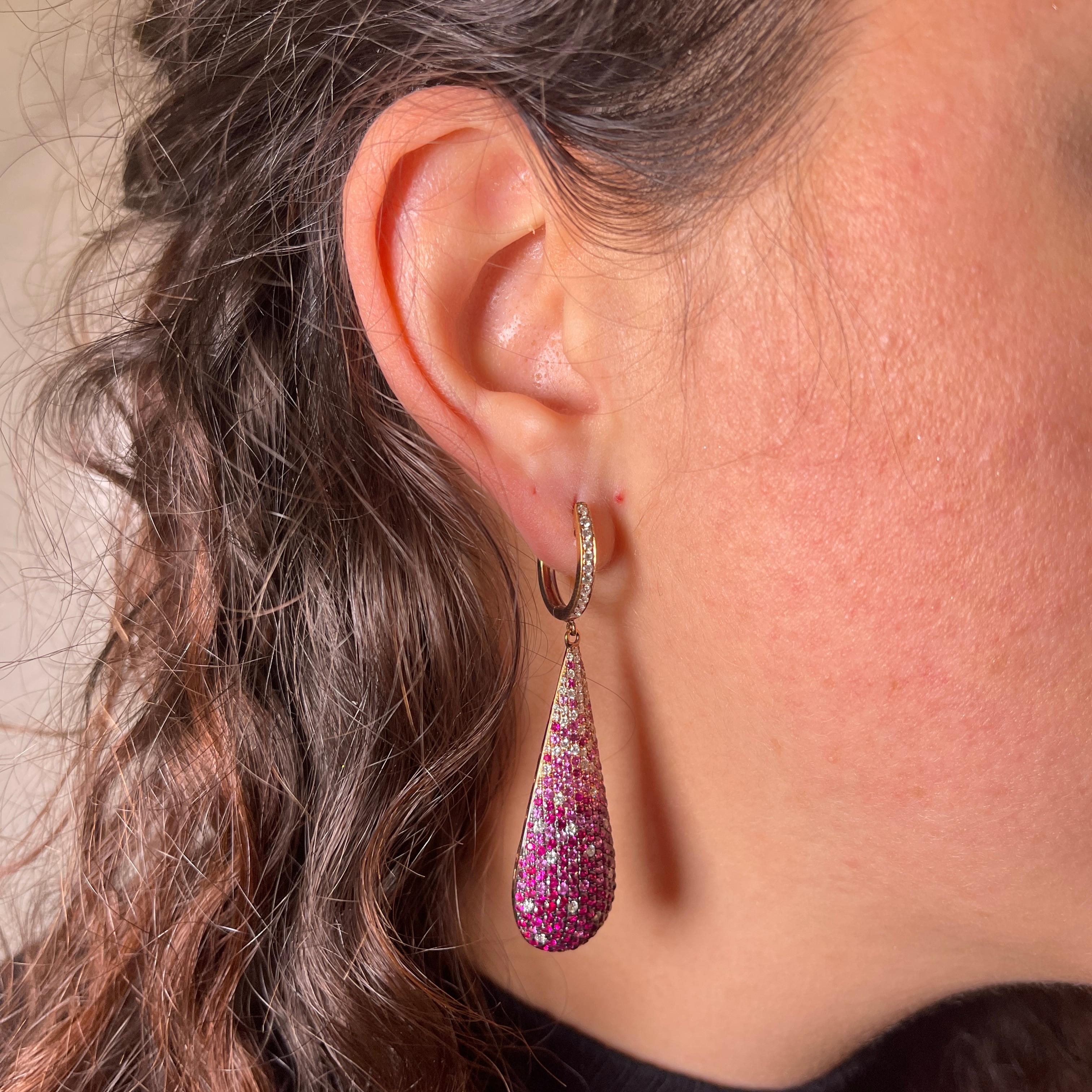 18 Karat Roségold Tropfenohrringe mit Diamanten, rosa Saphiren und Rubinen im Zustand „Neu“ im Angebot in Bergamo, BG