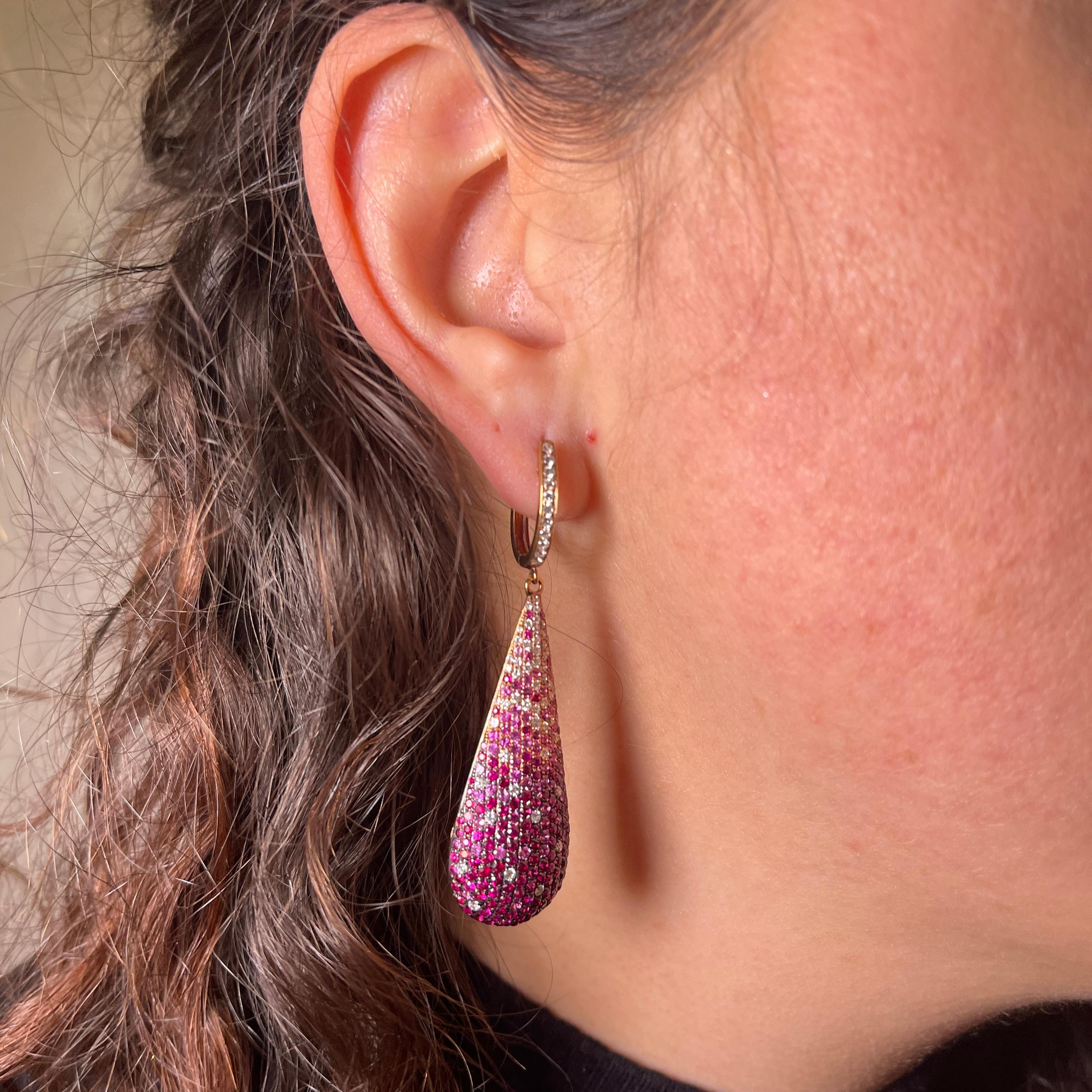 18 Karat Roségold Tropfenohrringe mit Diamanten, rosa Saphiren und Rubinen für Damen oder Herren im Angebot