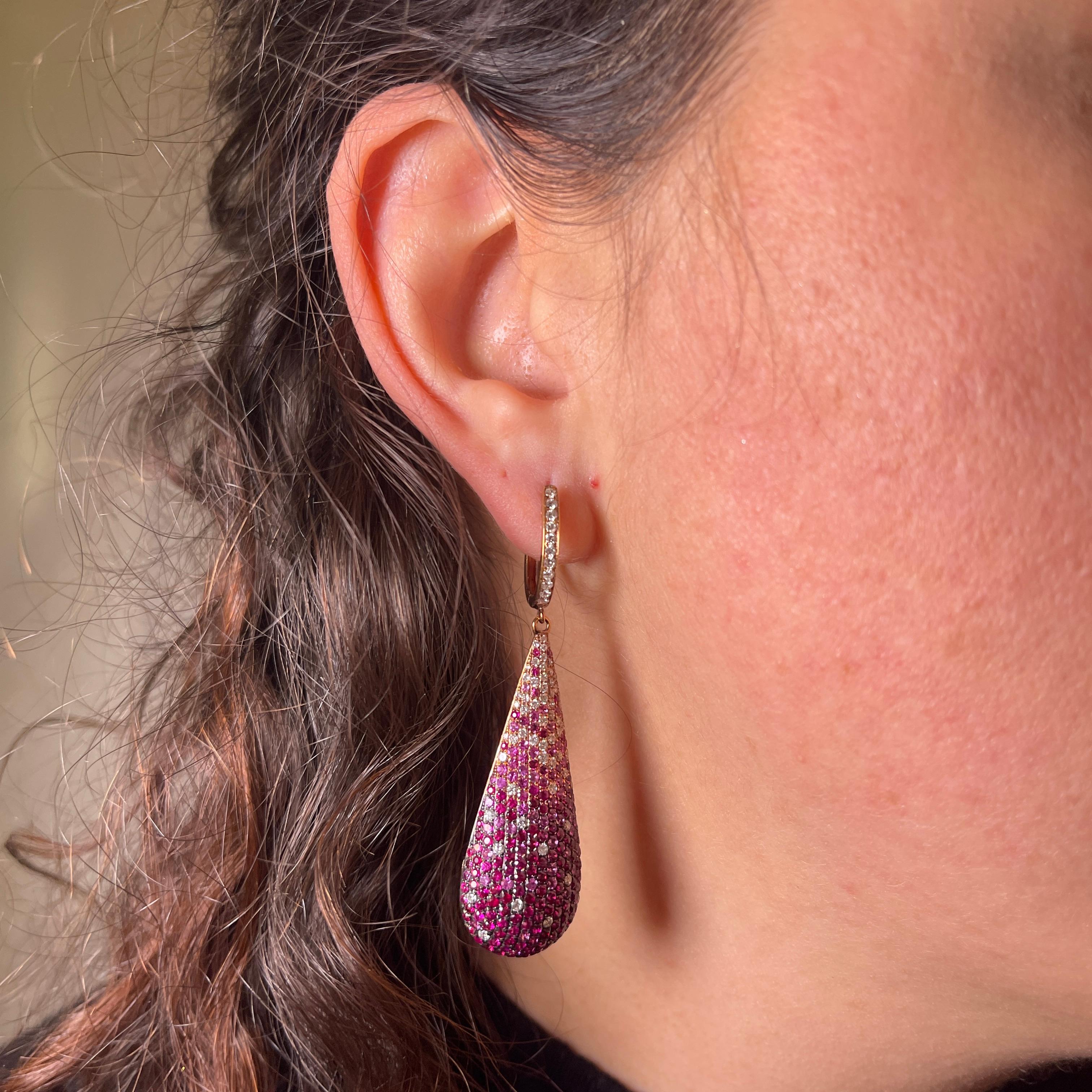 18 Karat Roségold Tropfenohrringe mit Diamanten, rosa Saphiren und Rubinen im Angebot 1