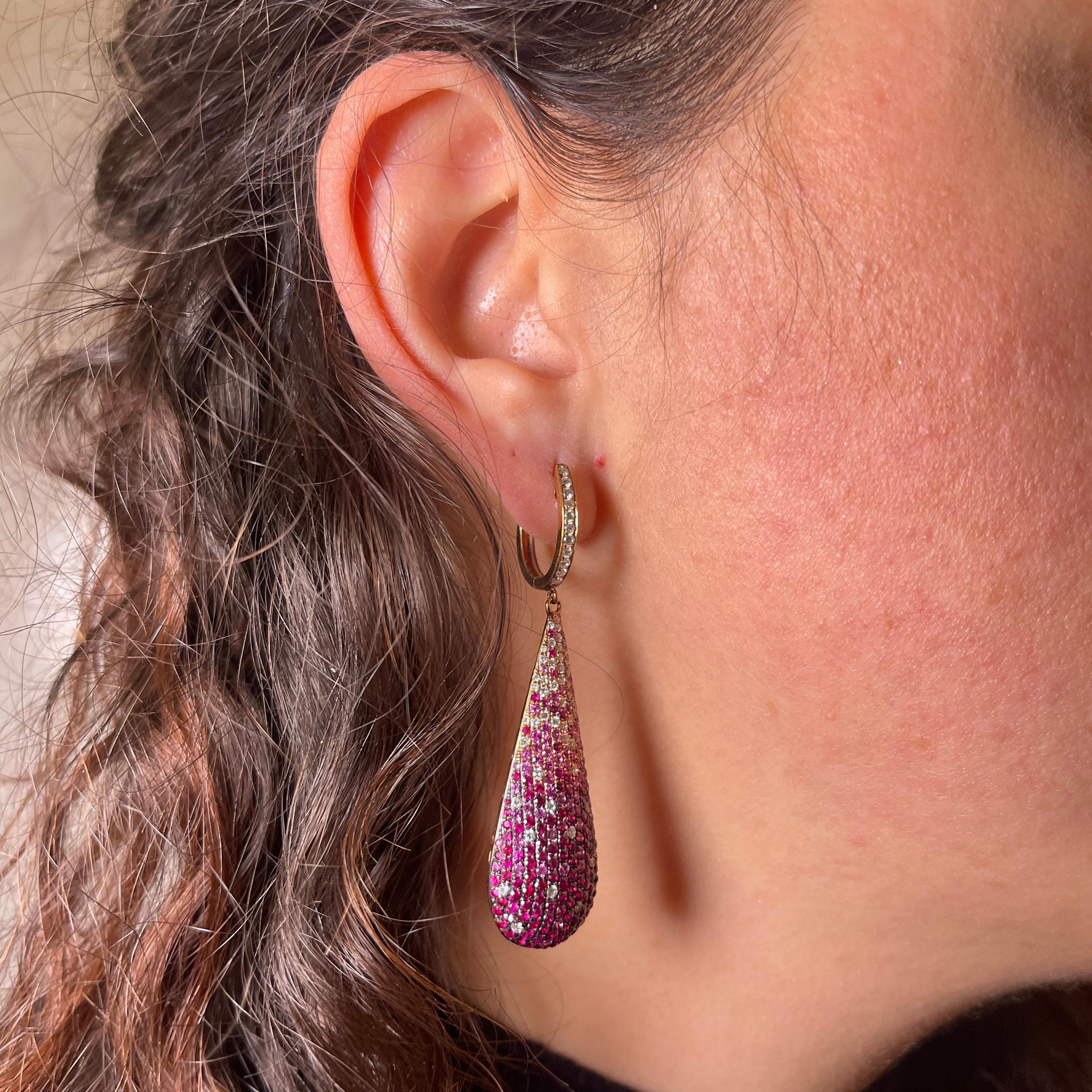 18 Karat Roségold Tropfenohrringe mit Diamanten, rosa Saphiren und Rubinen im Angebot 2