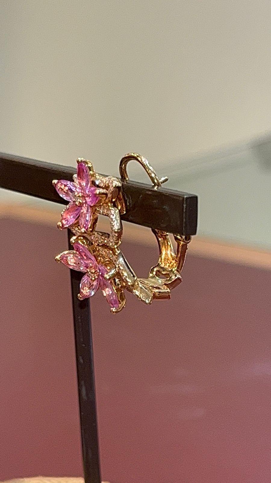 Taille rose Boucles d'oreilles en or rose 18 carats avec saphirs roses et dimaonds en vente