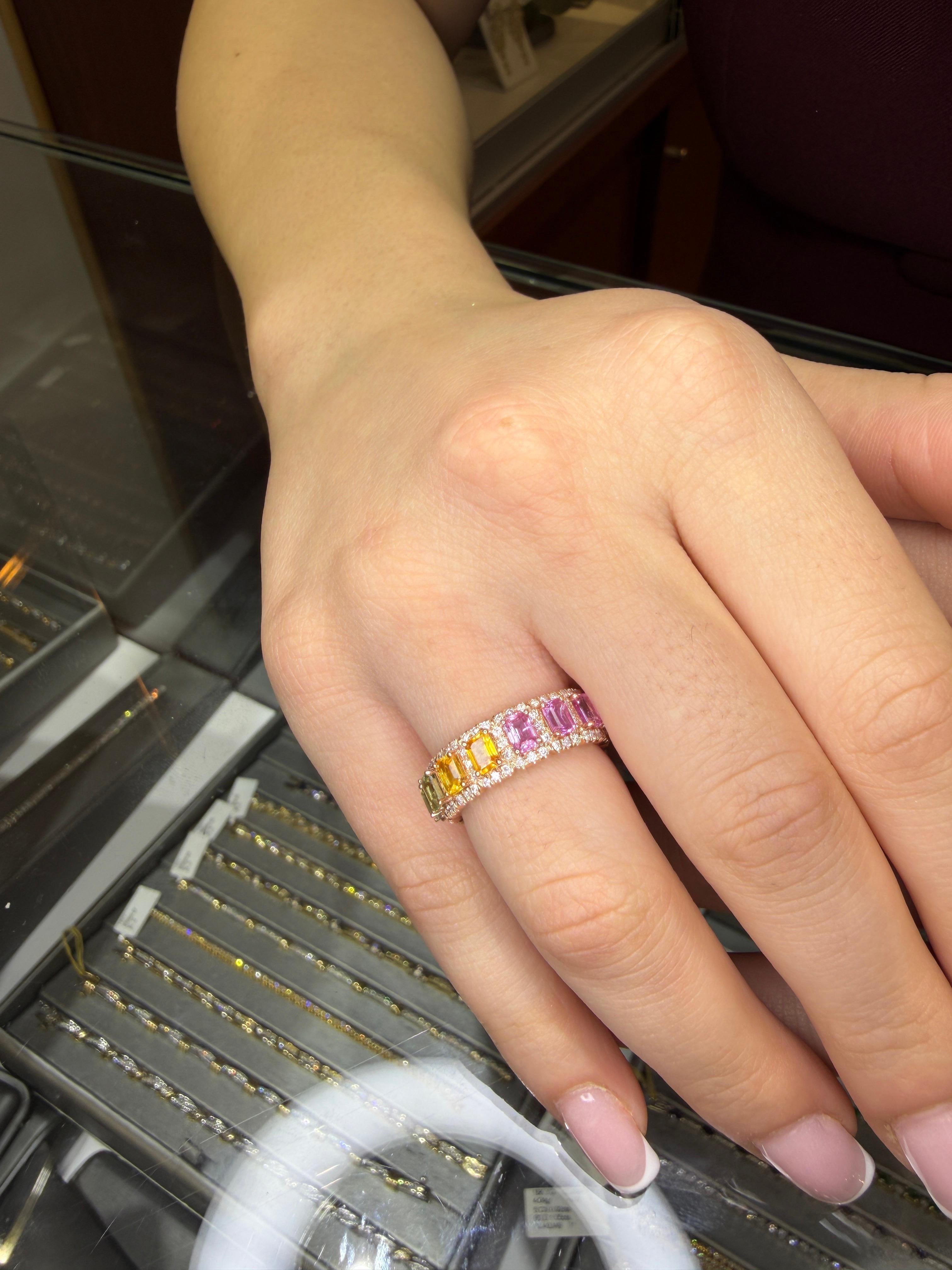 Contemporain Bague en or rose 18 carats, saphir arc-en-ciel taillé en émeraude, bracelet éternité en diamant, 4.72ct en vente