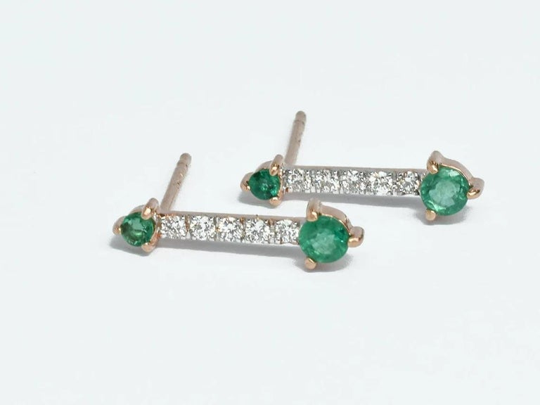 18k Rose Gold Emerald Earrings with Round Diamond Stud Earrings In New Condition For Sale In Bangkok, TH