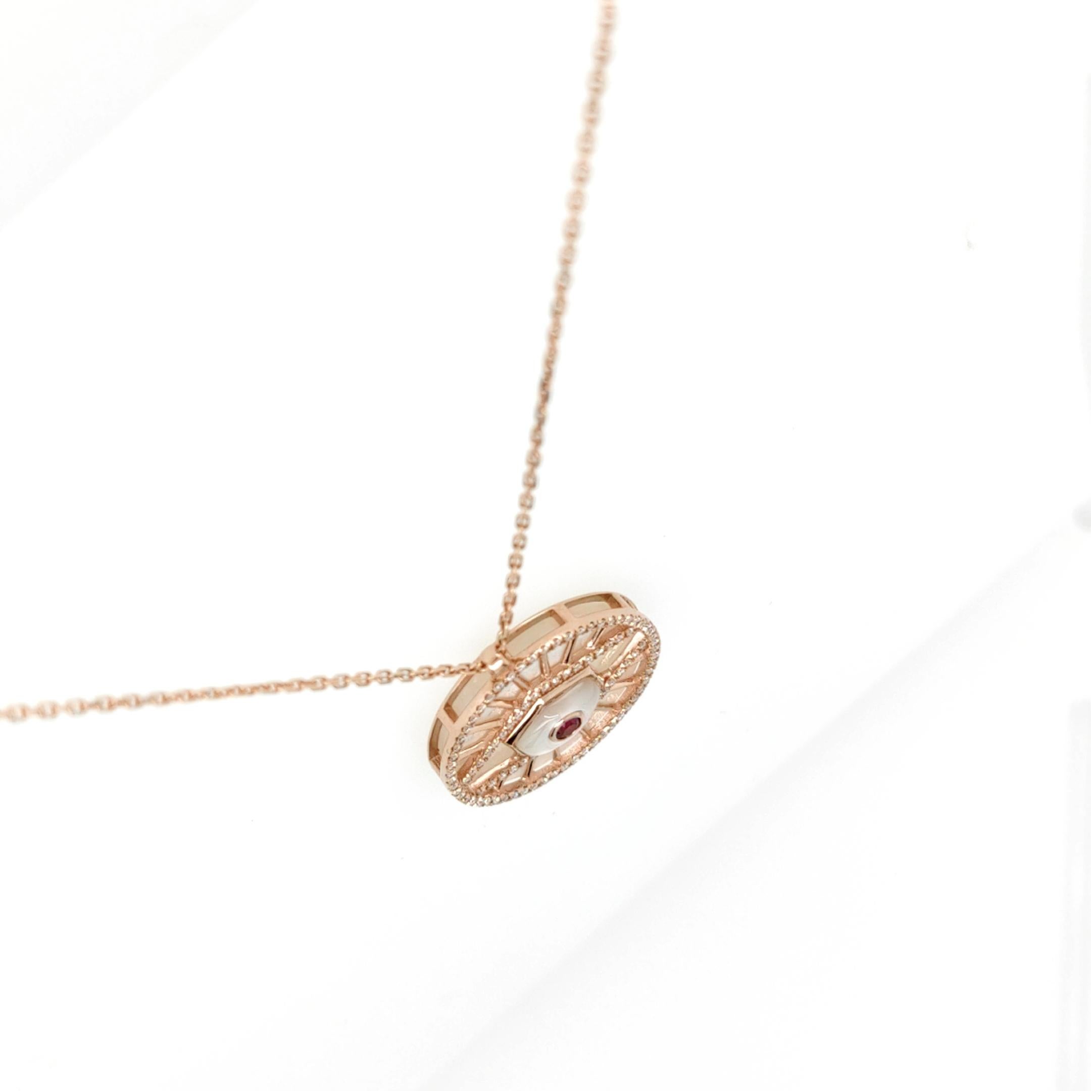 18K Rose Gold Evil Eye Diamant-Anhänger Halskette mit Muschelschicht und Rubin (Rundschliff) im Angebot