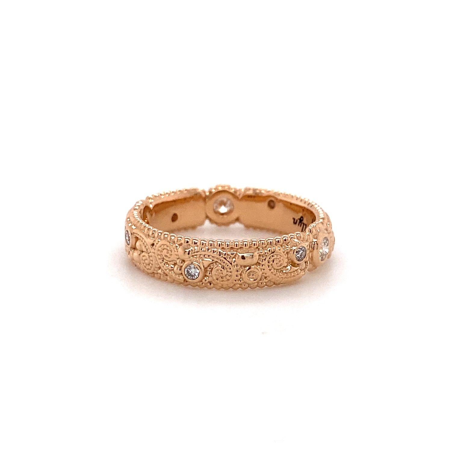 Ein Llyn-Band aus 18 Karat Roségold, besetzt mit runden champagnerfarbenen Diamanten von 0,27 Karat. Dieser Ring wurde von llyn strong hergestellt und entworfen. Ring Größe 7.