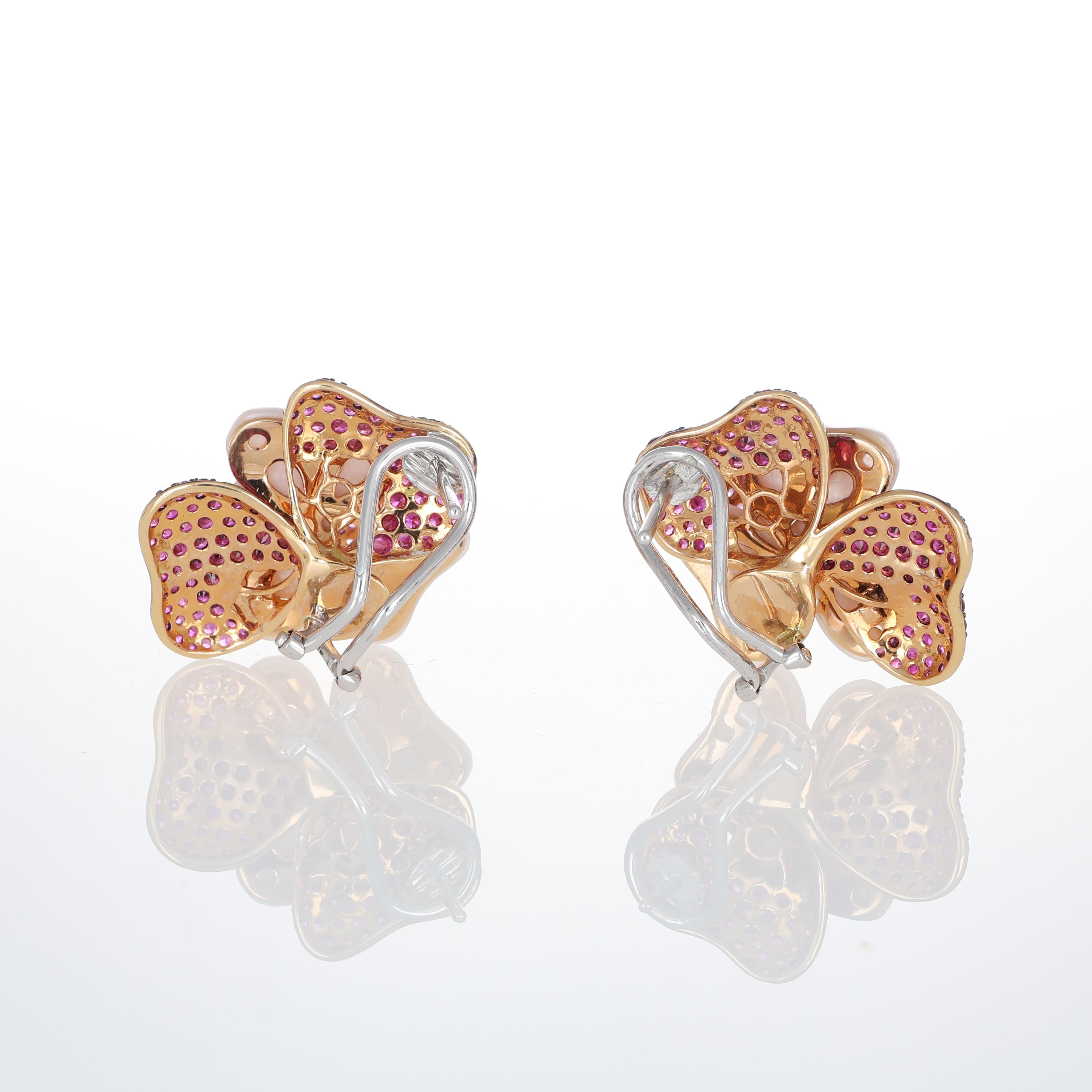 18K Rose Gold Floral Earrings with Mother-of-Pearl, Pink Sapphires, and Diamonds In New Condition For Sale In Bergamo, BG