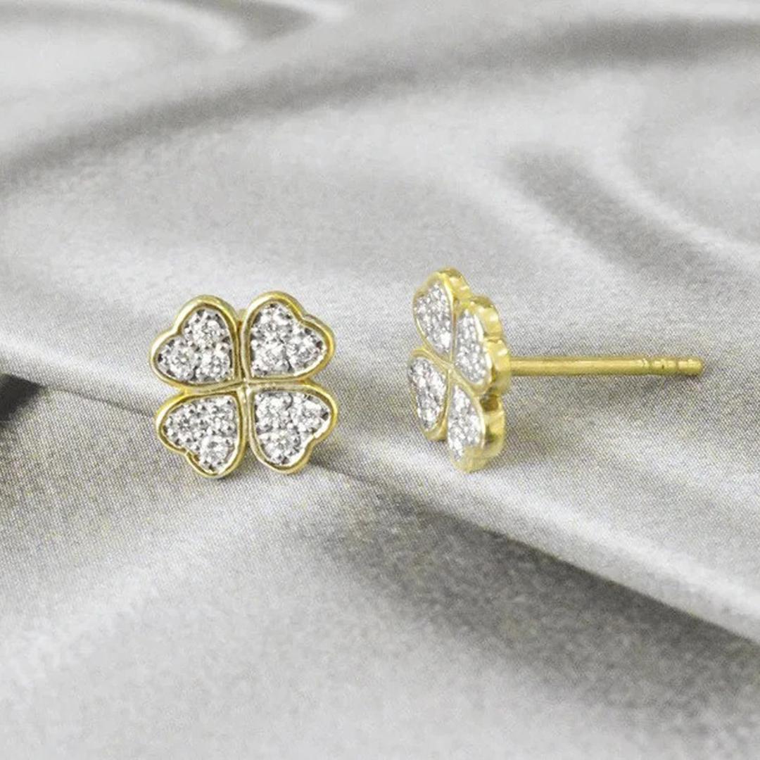 18 Karat Gold Floral Stud Diamant Kleeblatt-Ohrstecker im Zustand „Neu“ im Angebot in Bangkok, TH