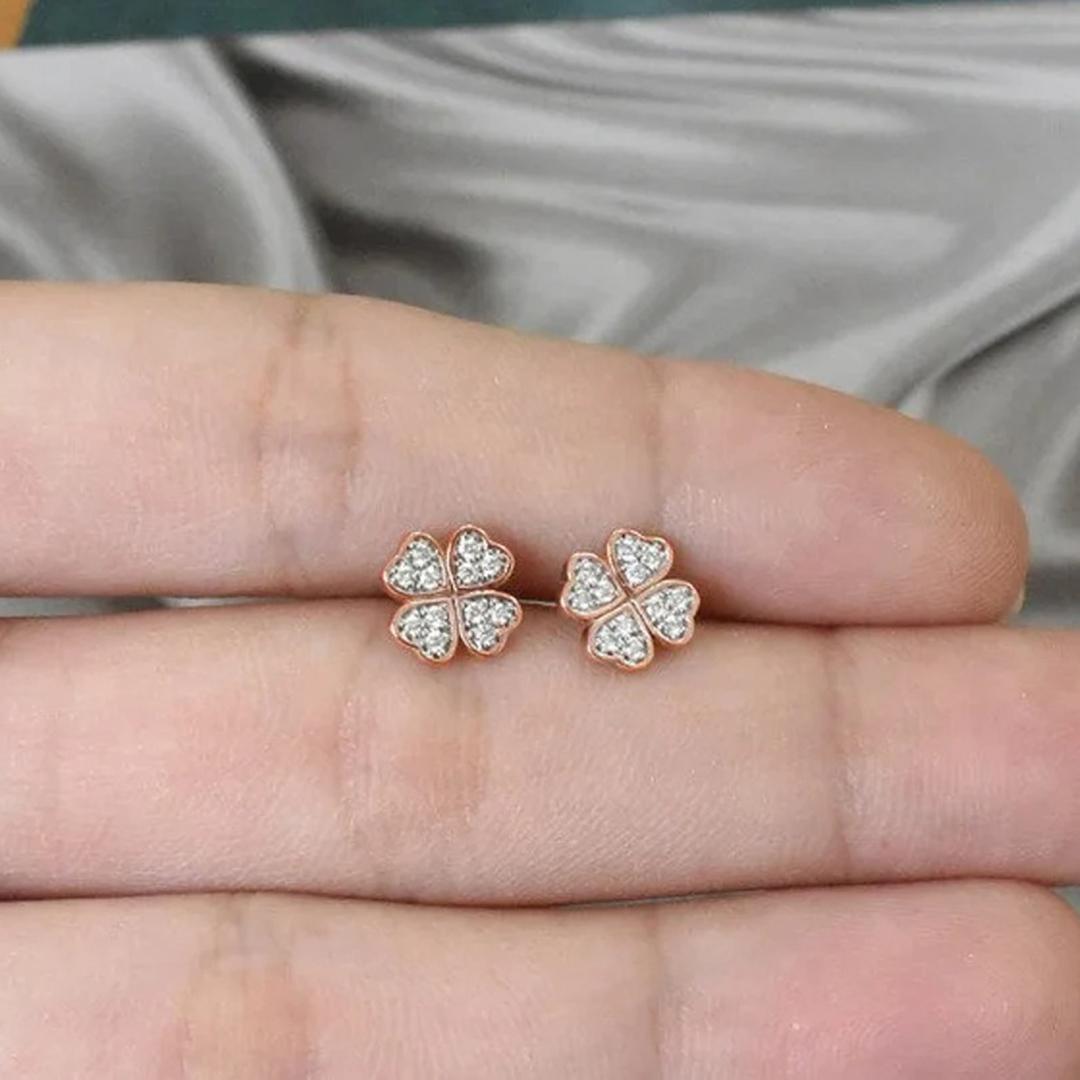 18k Gold Floral Stud Diamond Clover Stud Earrings Clover Leaf Stud In New Condition For Sale In Bangkok, TH