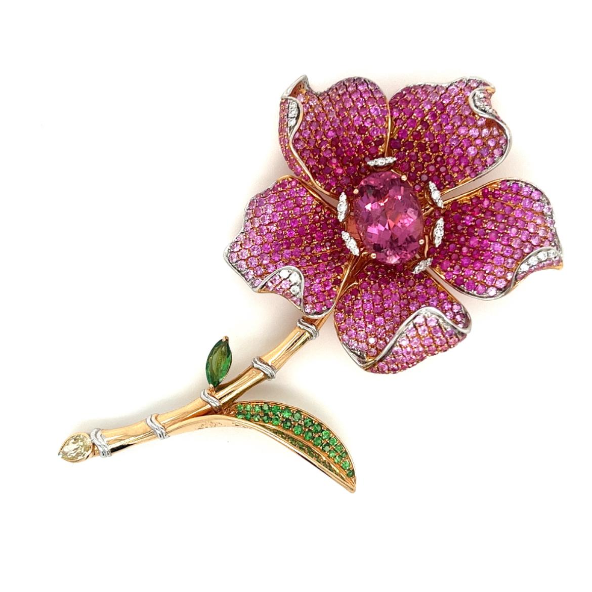 Moderne Broche fleur en or rose 18 carats avec diamants, rubis et saphirs roses en vente