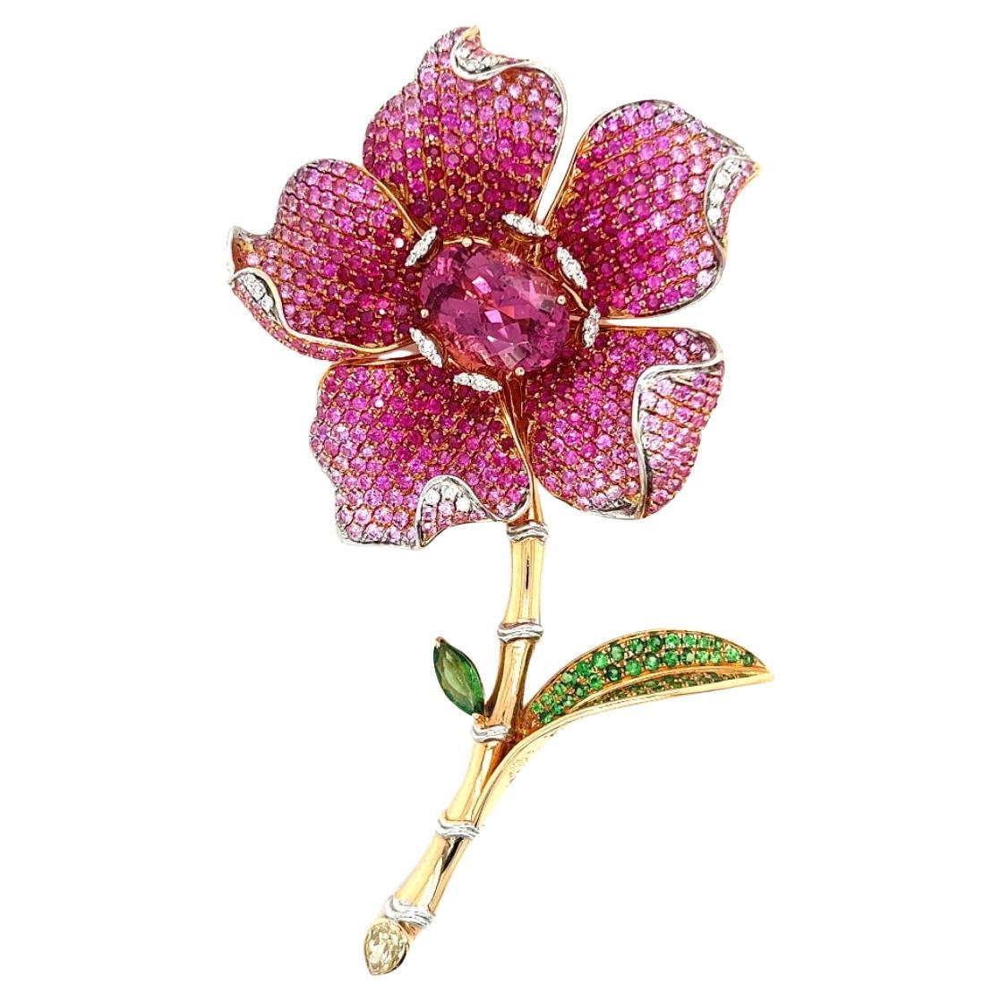 Broche fleur en or rose 18 carats avec diamants, rubis et saphirs roses en vente