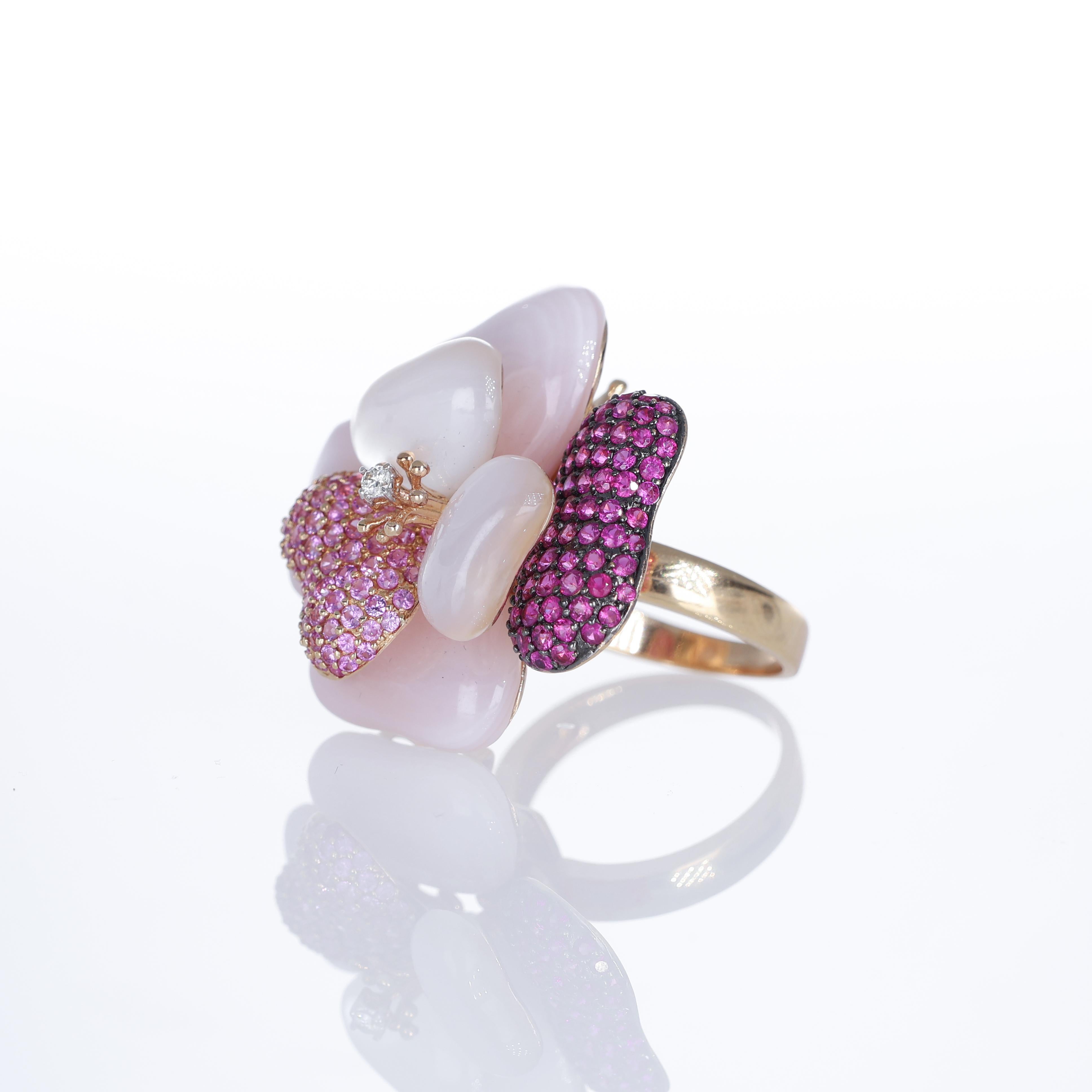 18K Rose Gold Flower Ring with Mother-of-Pearl, Rubies, and Sapphires In New Condition For Sale In Bergamo, BG